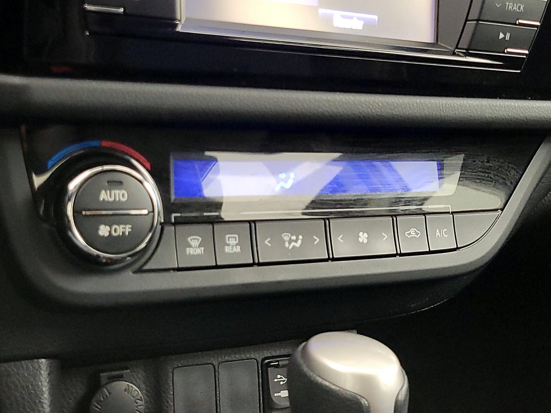 Thumbnail: 2016 Toyota Corolla - 16