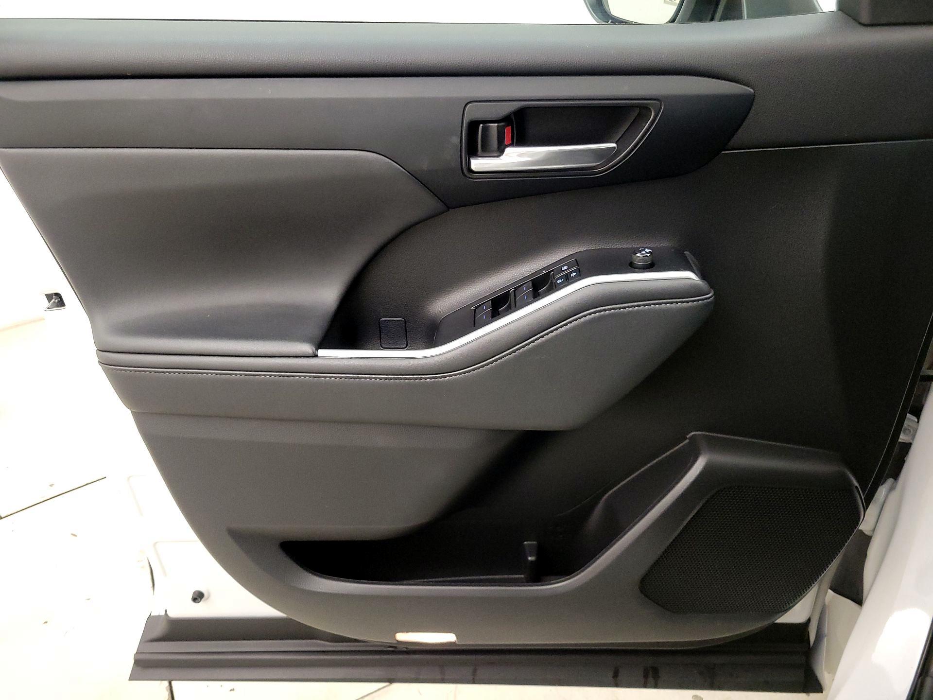 Thumbnail: 2021 Toyota Highlander - 12