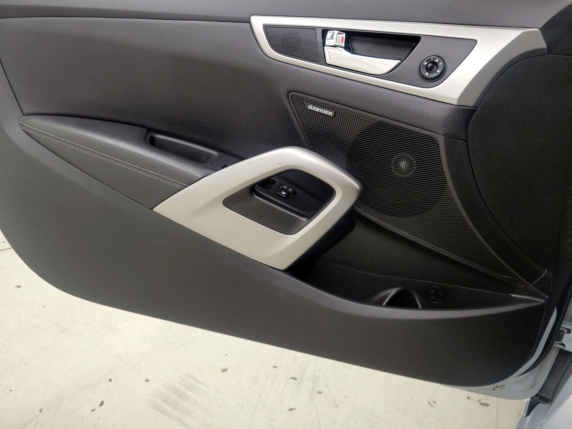 Thumbnail: 2015 Hyundai Veloster - 12