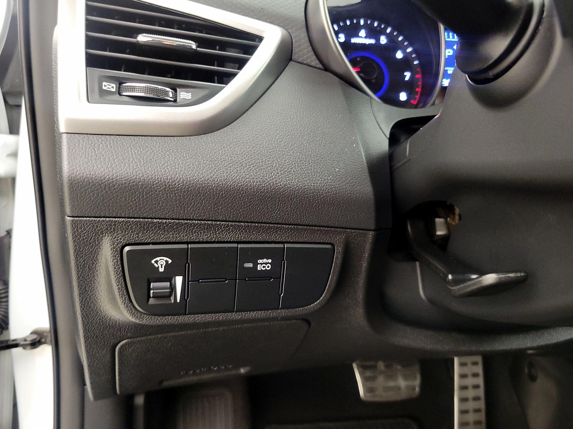 Thumbnail: 2015 Hyundai Veloster - 13