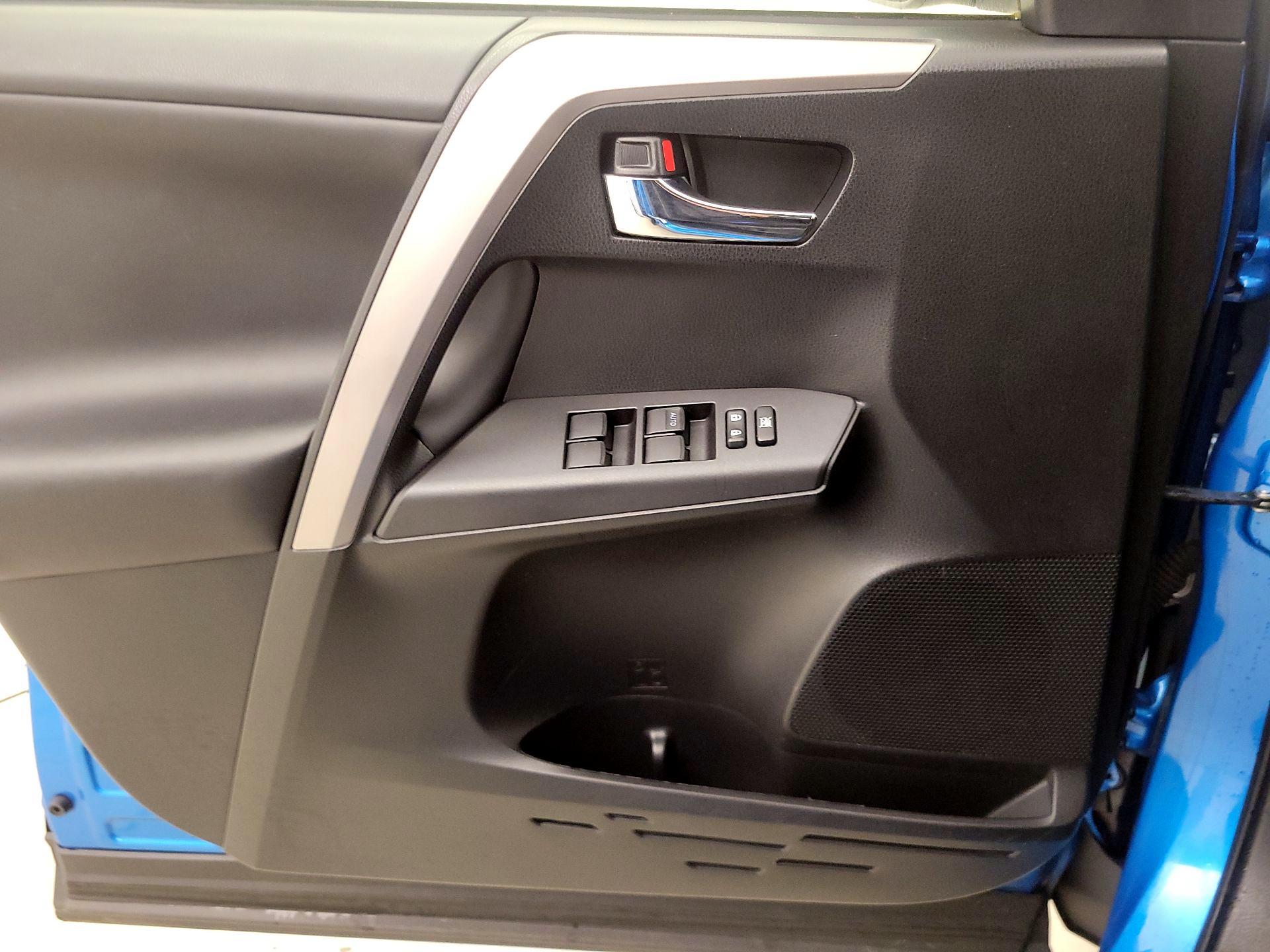 Thumbnail: 2018 Toyota RAV4 - 12