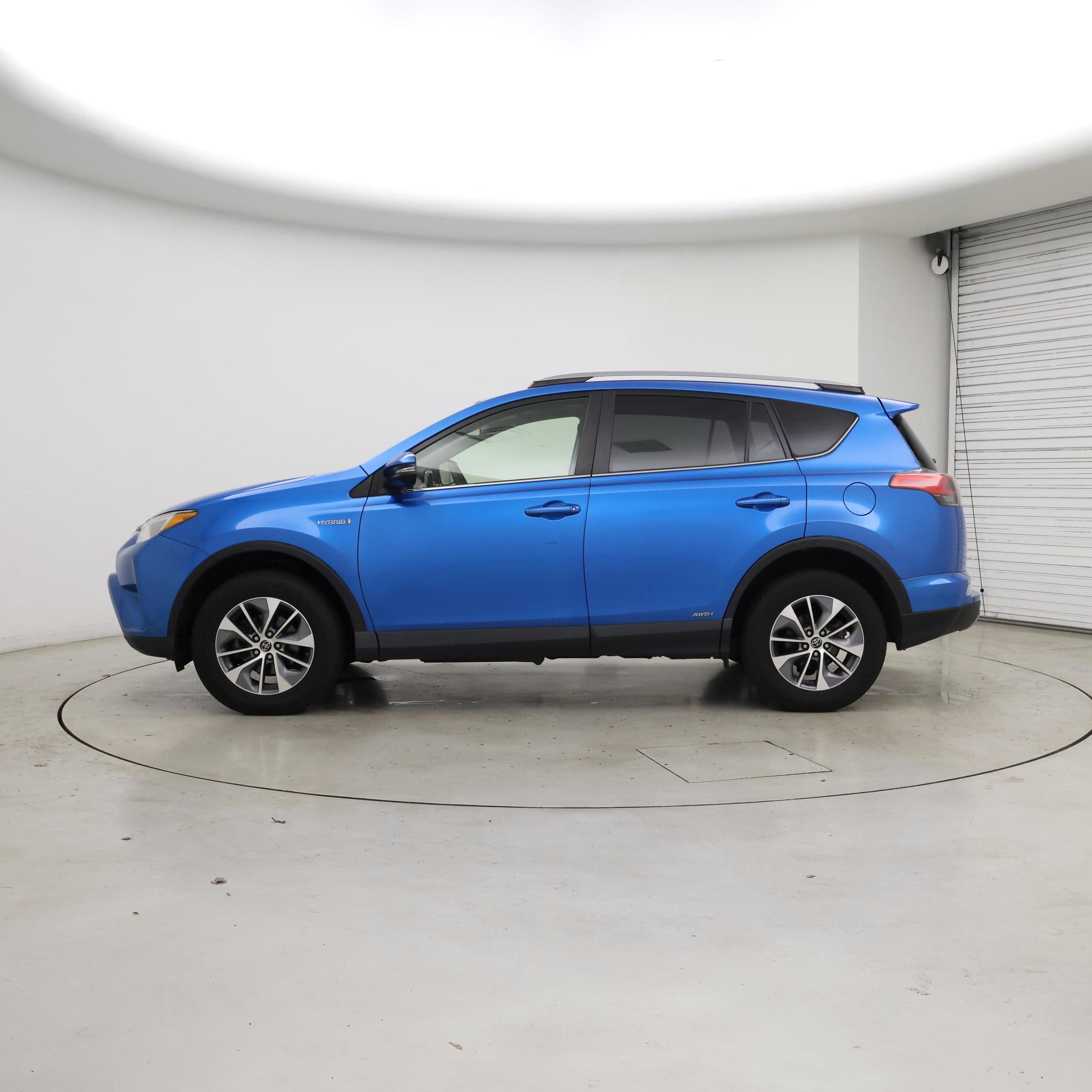 Thumbnail: 2018 Toyota RAV4 - 3