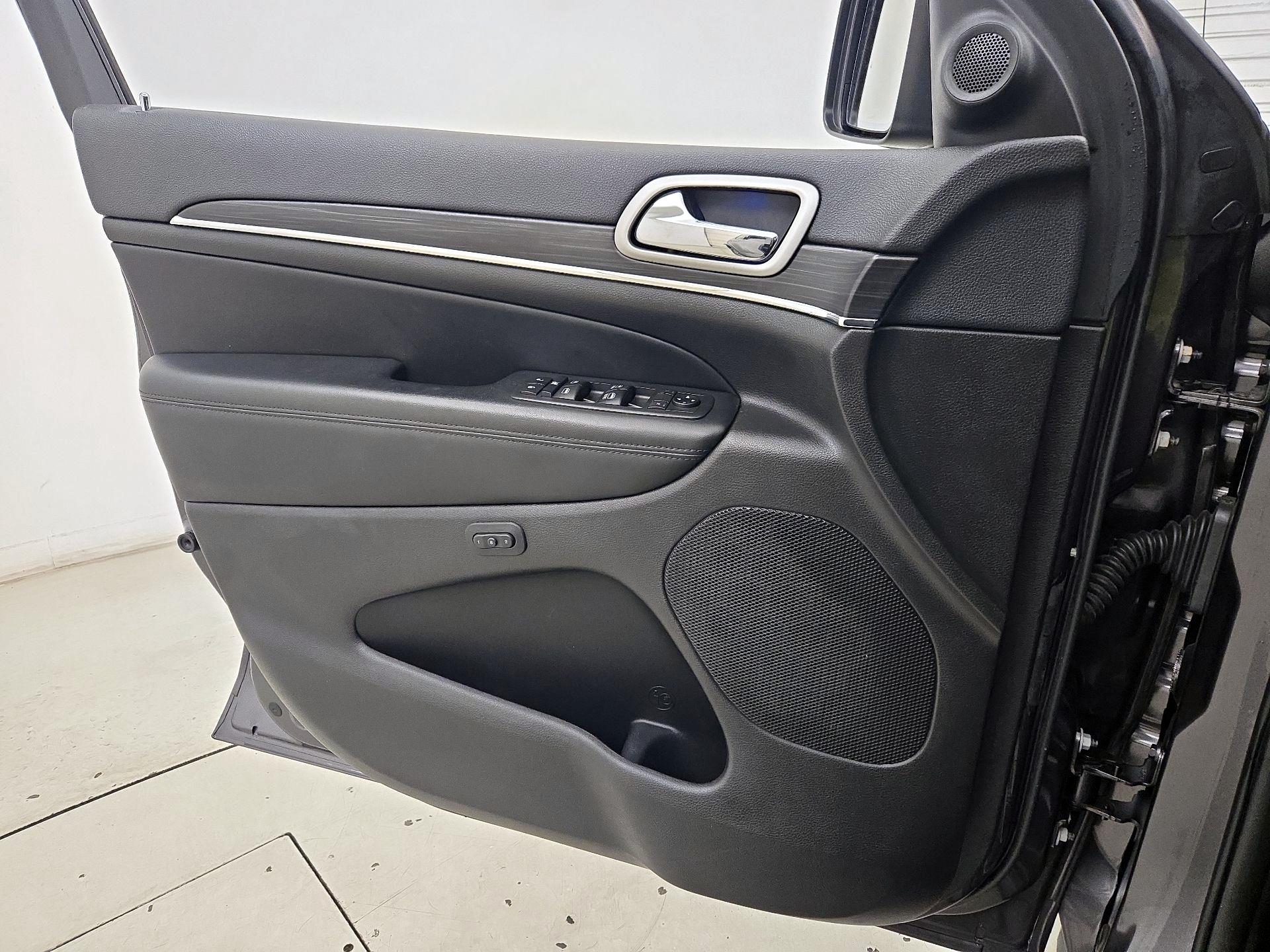 Thumbnail: 2020 Jeep Grand Cherokee - 12