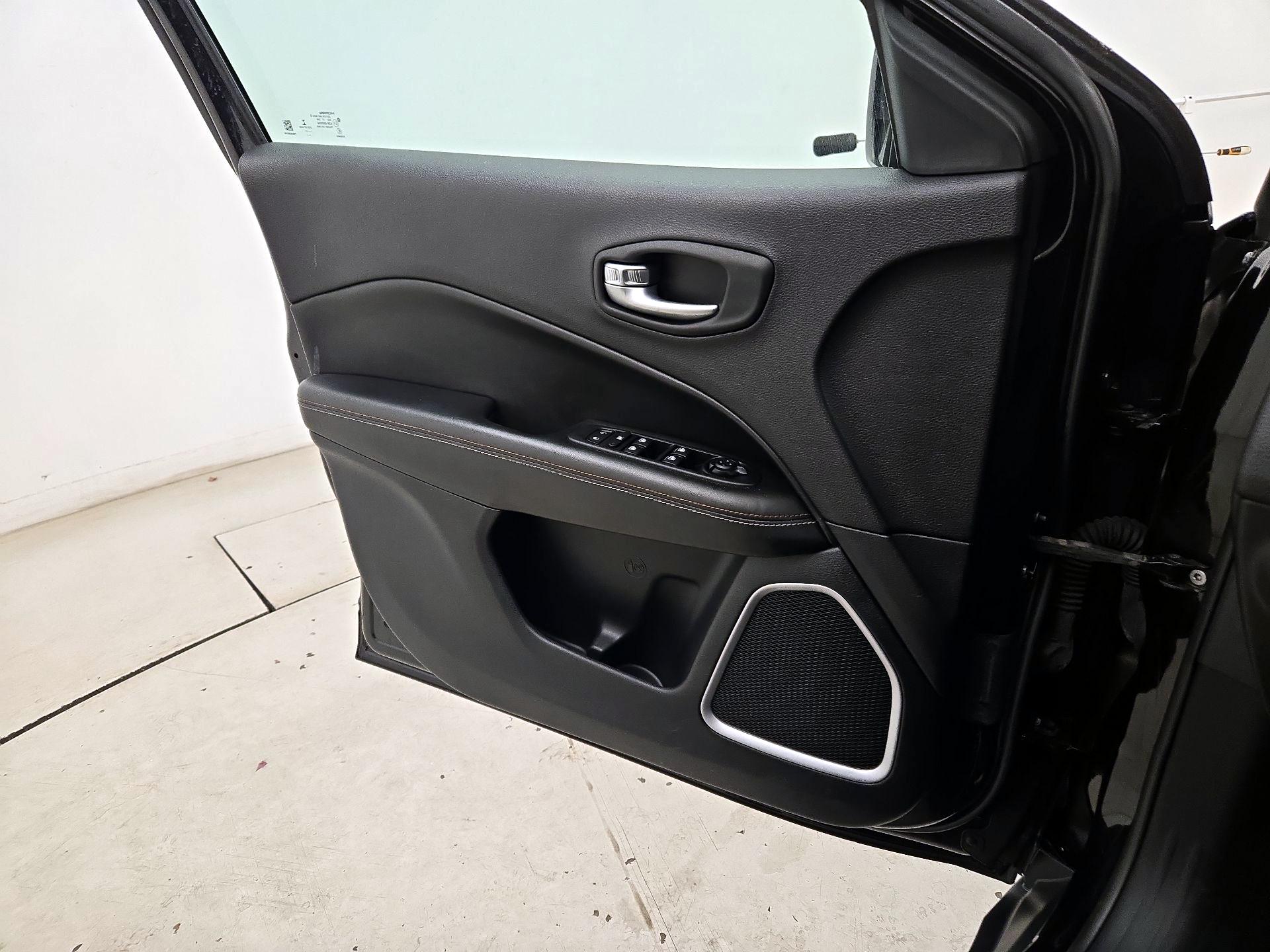 Thumbnail: 2017 Jeep Compass - 12