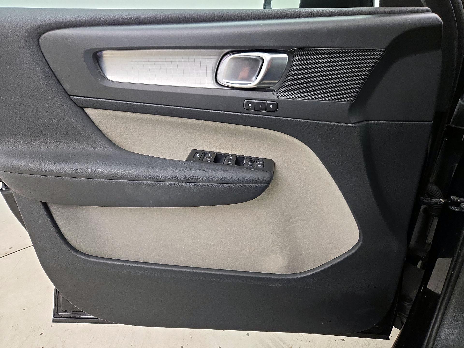 Thumbnail: 2020 Volvo XC40 - 12