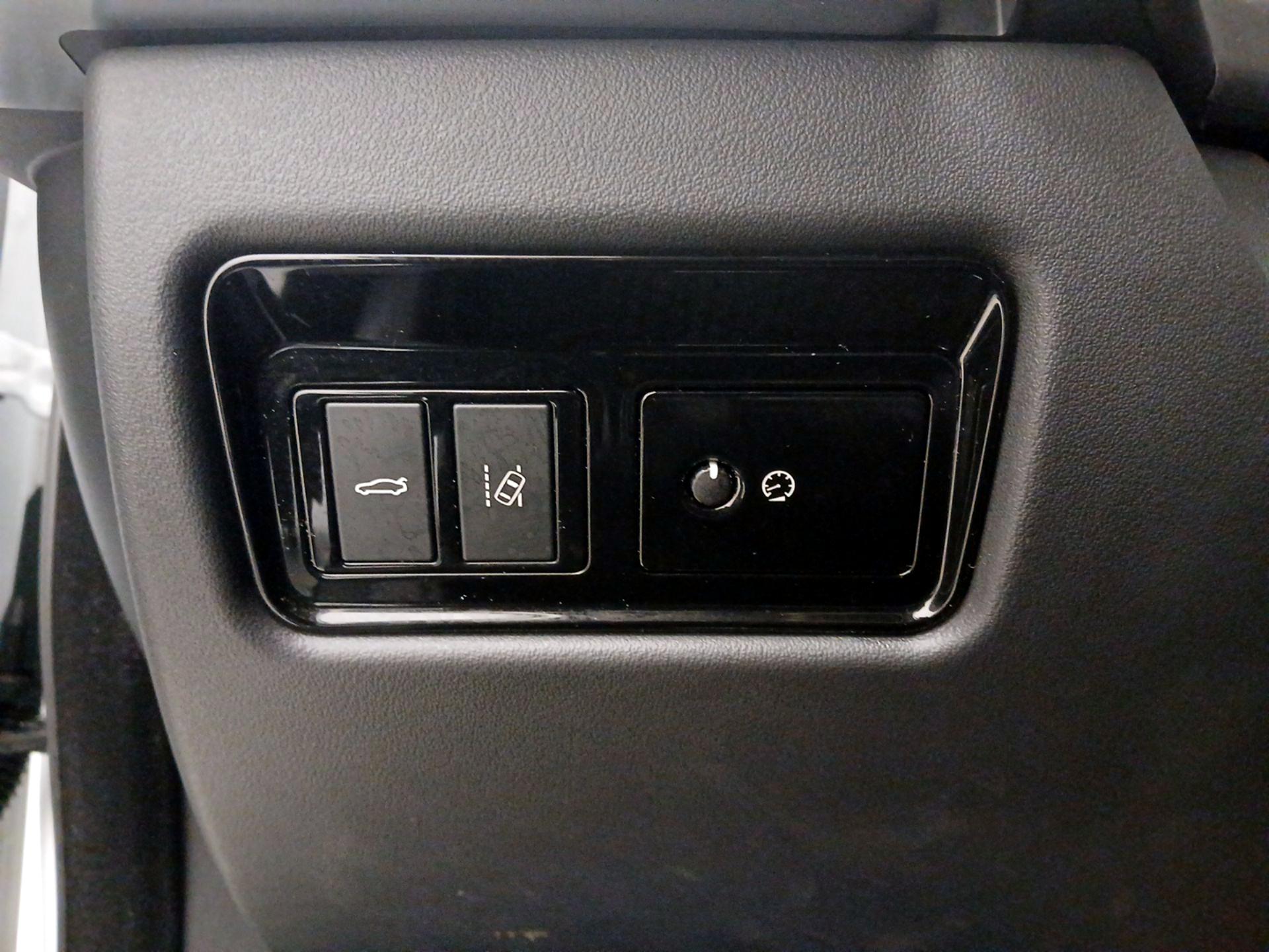 Thumbnail: 2018 Jaguar XE - 13