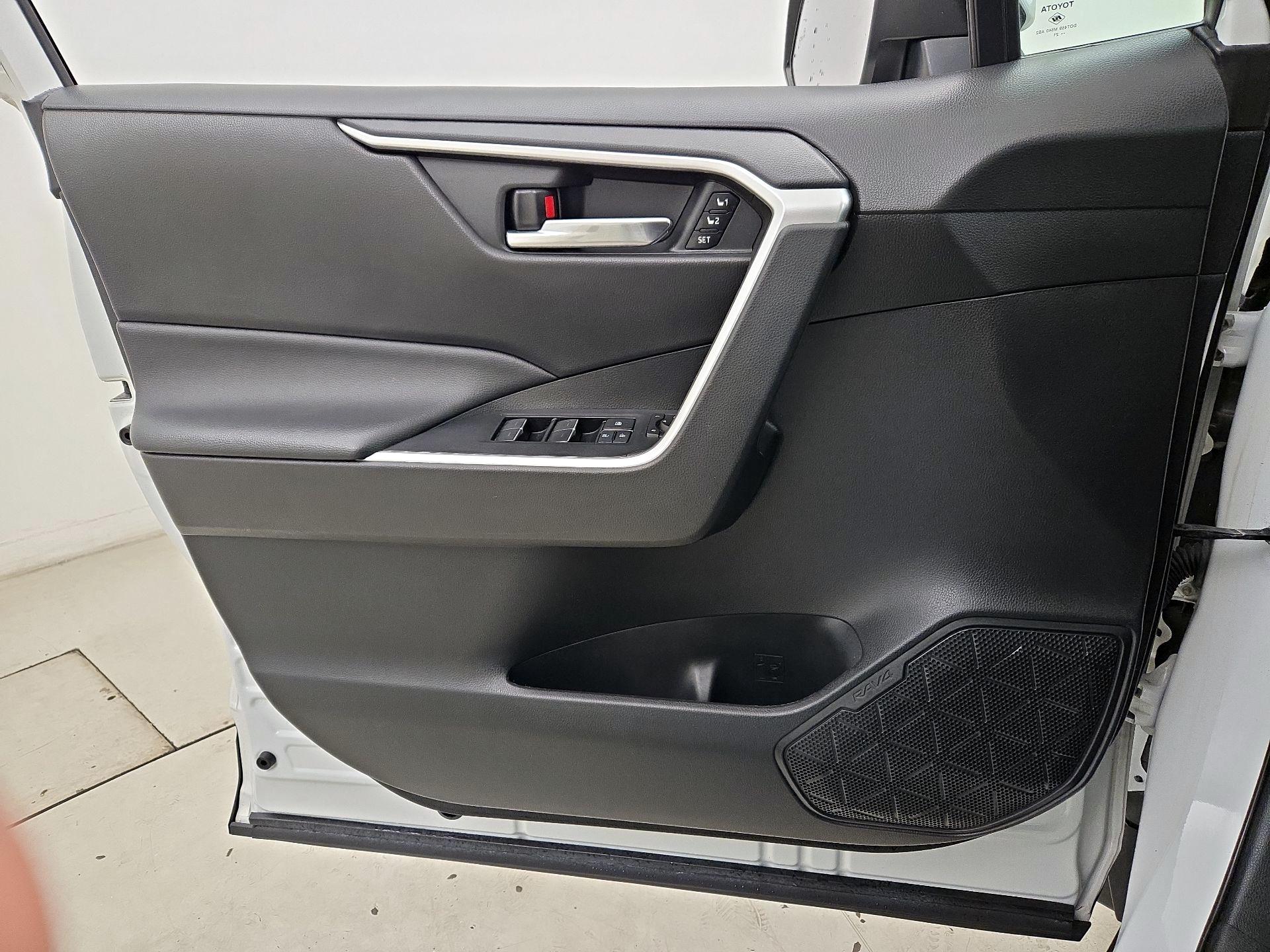 Thumbnail: 2022 Toyota RAV4 - 12