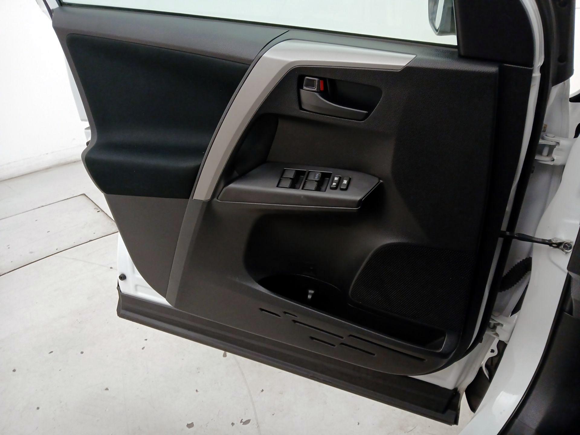 Thumbnail: 2018 Toyota RAV4 - 12