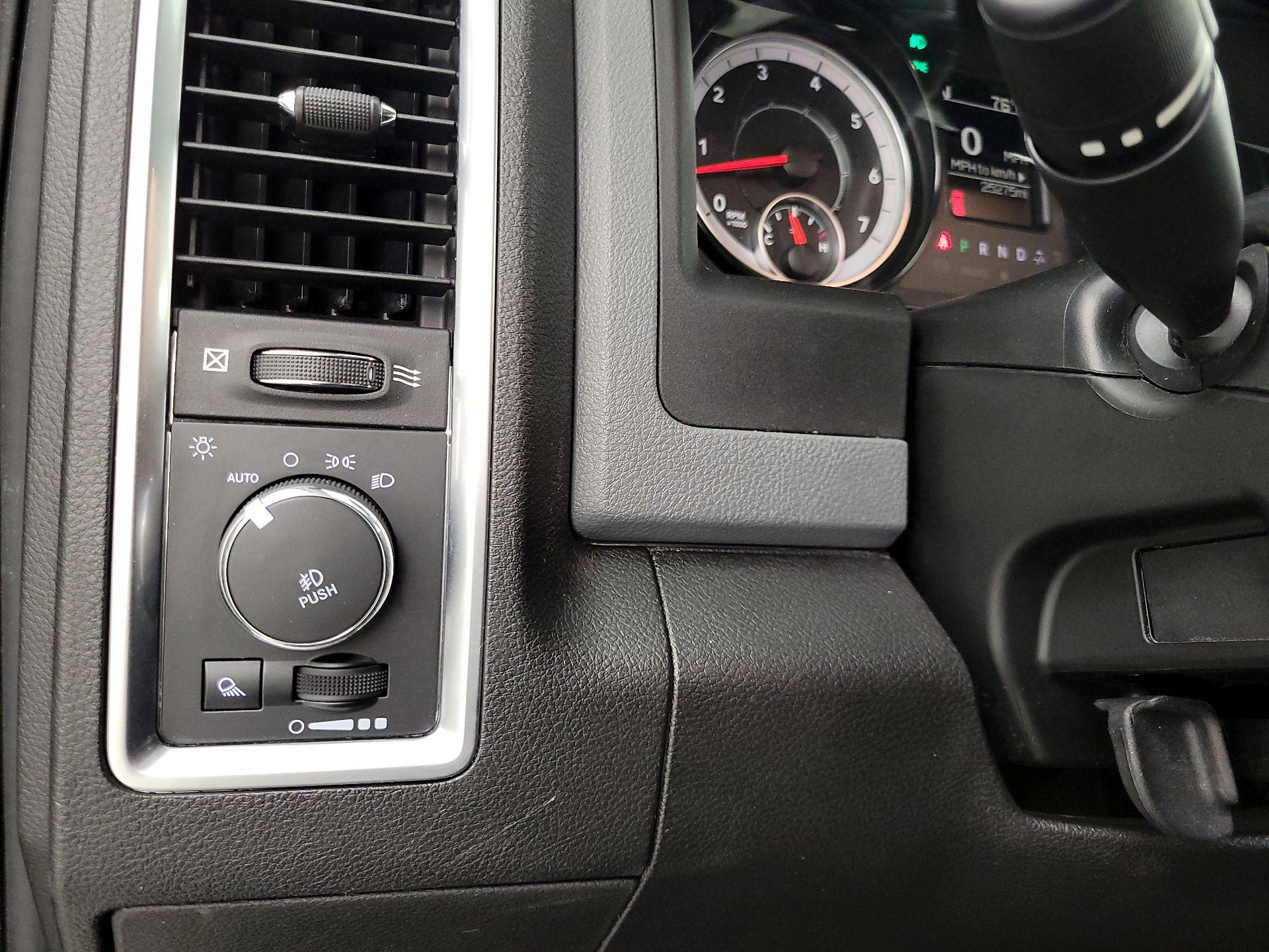 Thumbnail: 2019 RAM 1500 Classic - 13