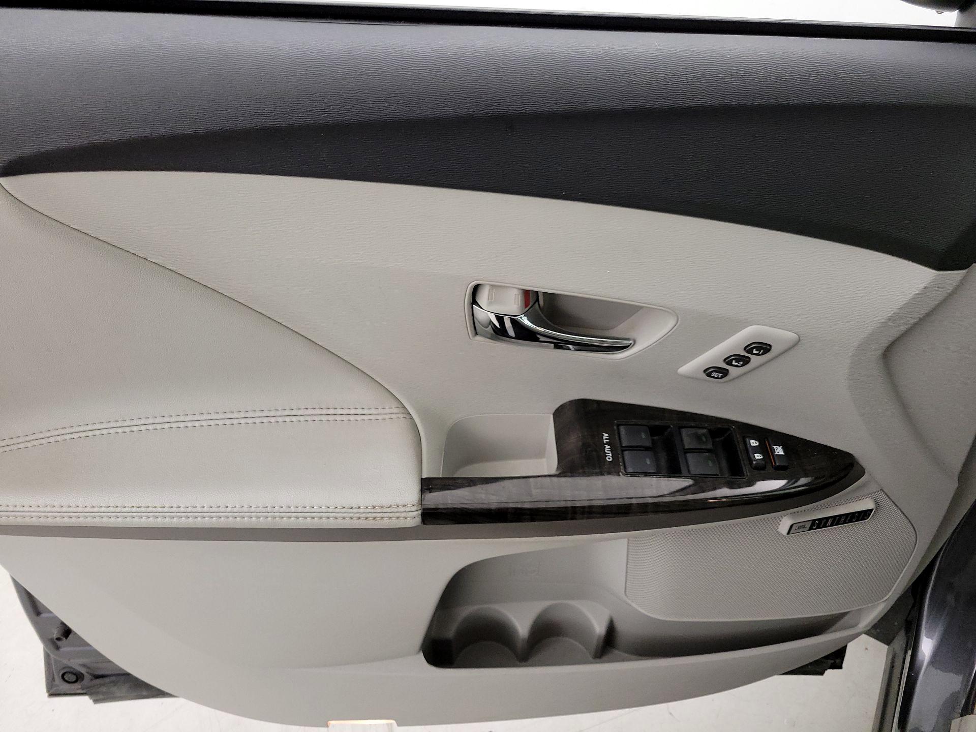 Thumbnail: 2013 Toyota Venza - 12