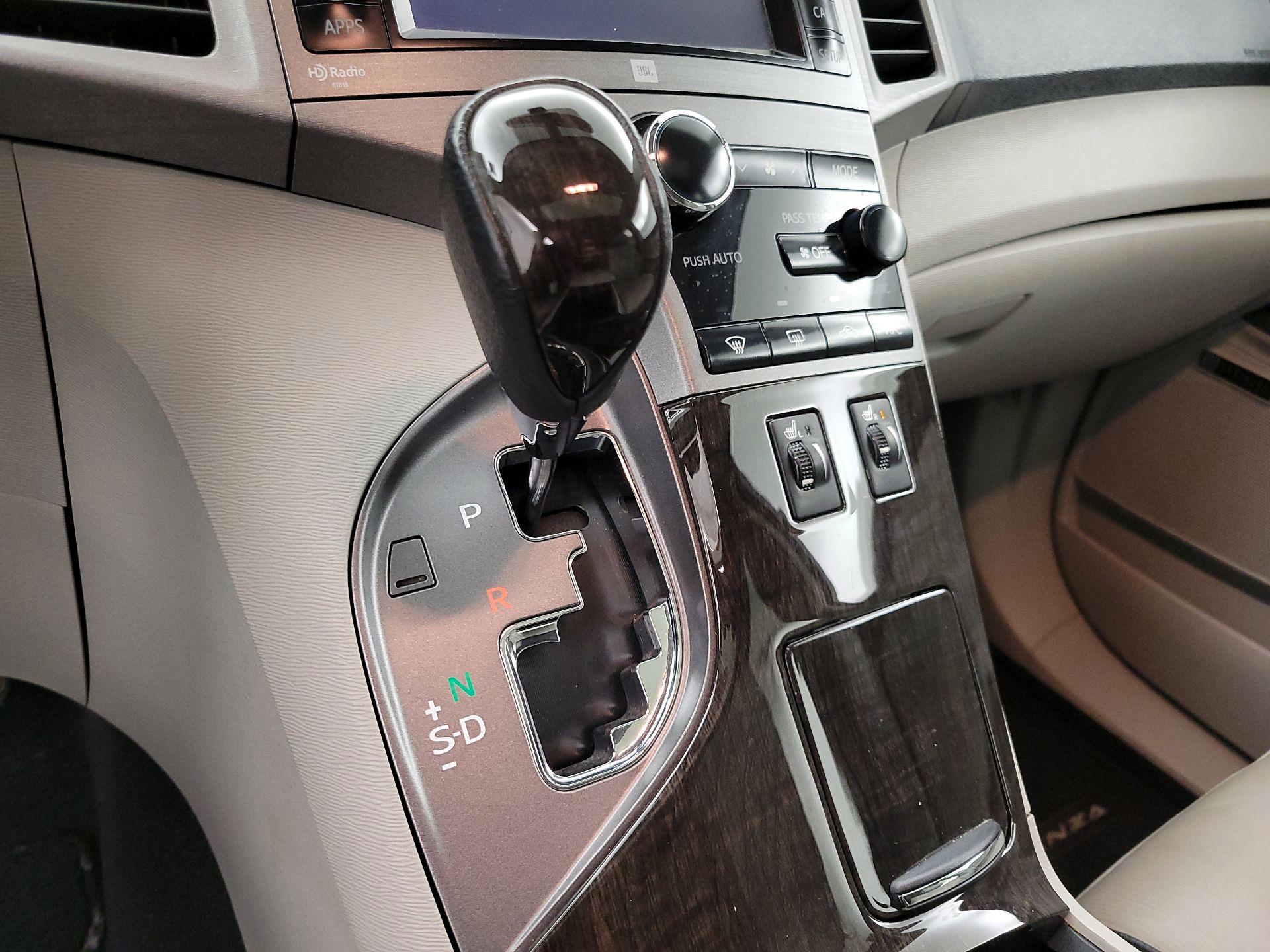 Thumbnail: 2013 Toyota Venza - 17