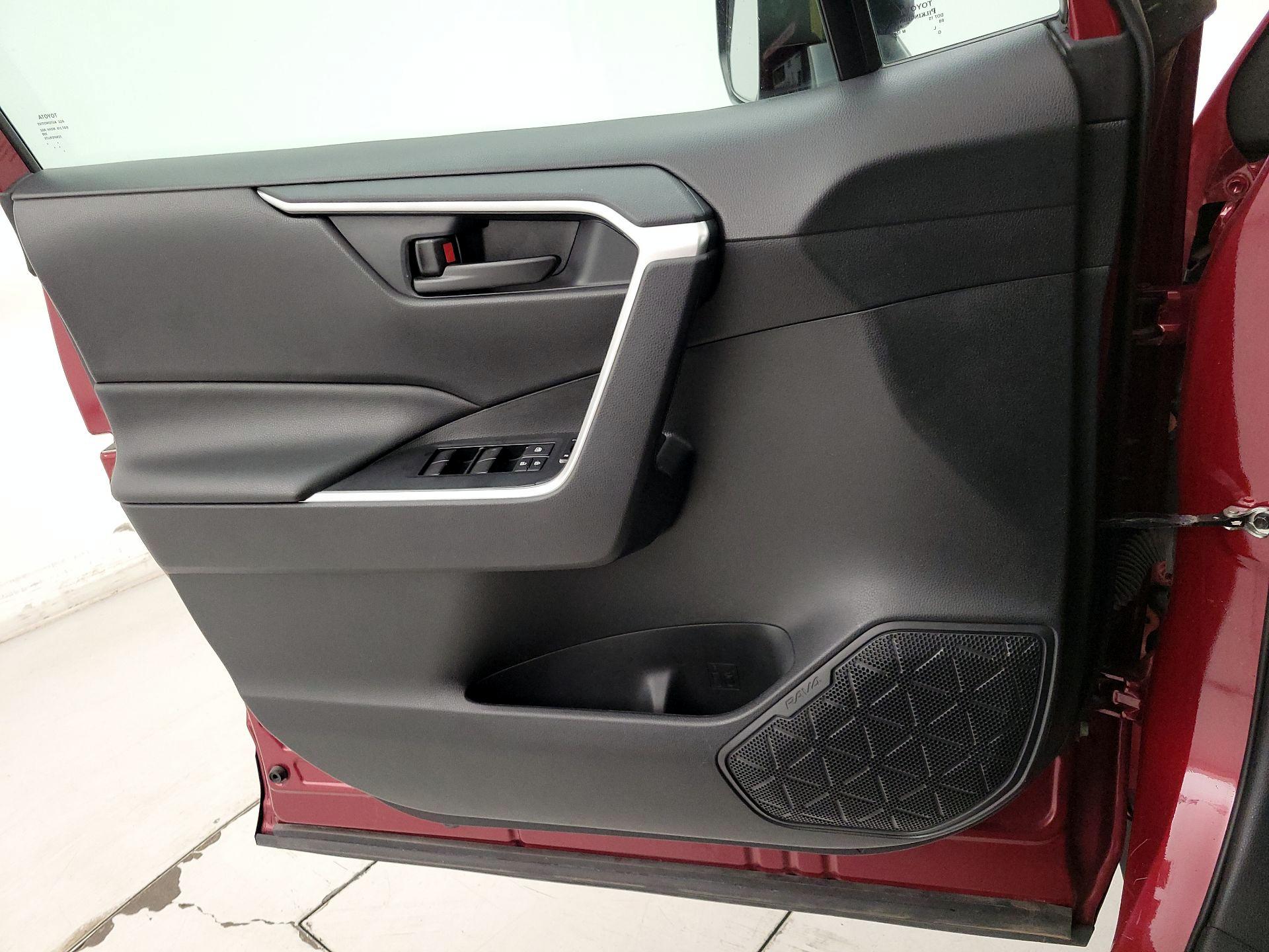 Thumbnail: 2020 Toyota RAV4 - 12
