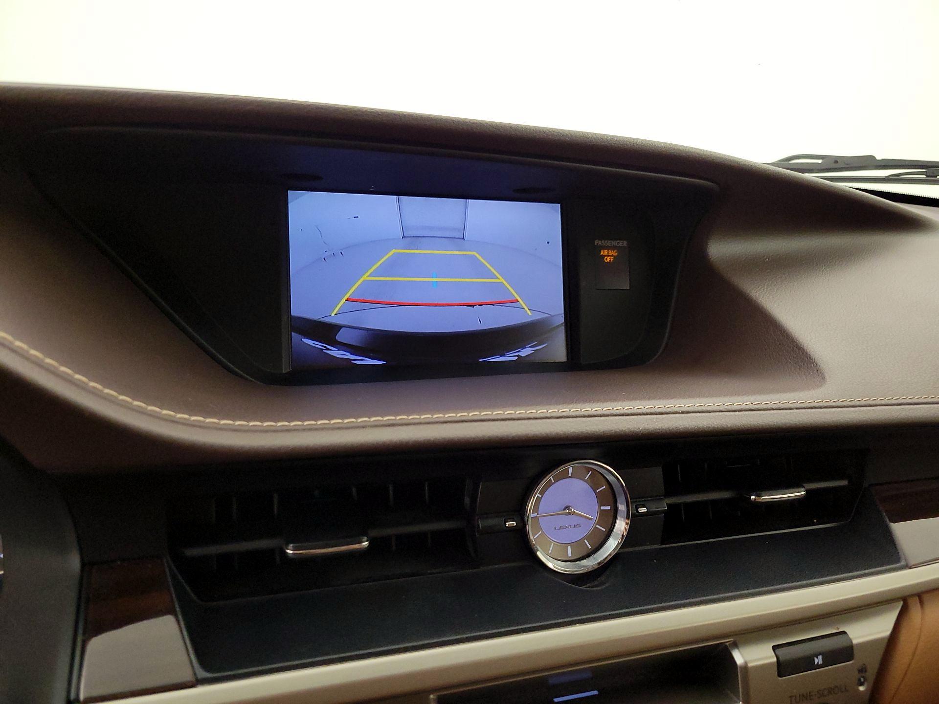 Thumbnail: 2016 Lexus ES - 14