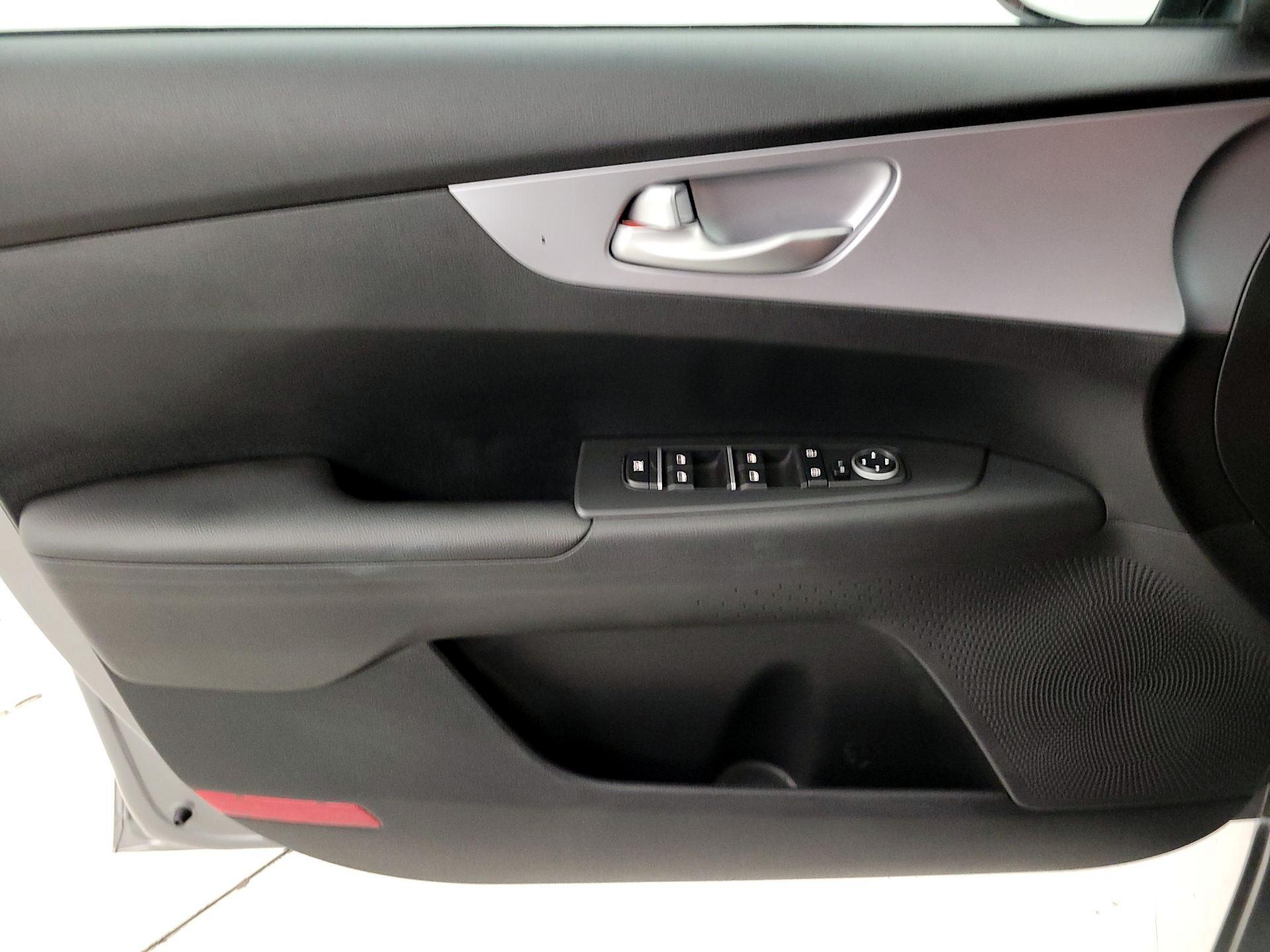 Thumbnail: 2022 Kia Forte - 13