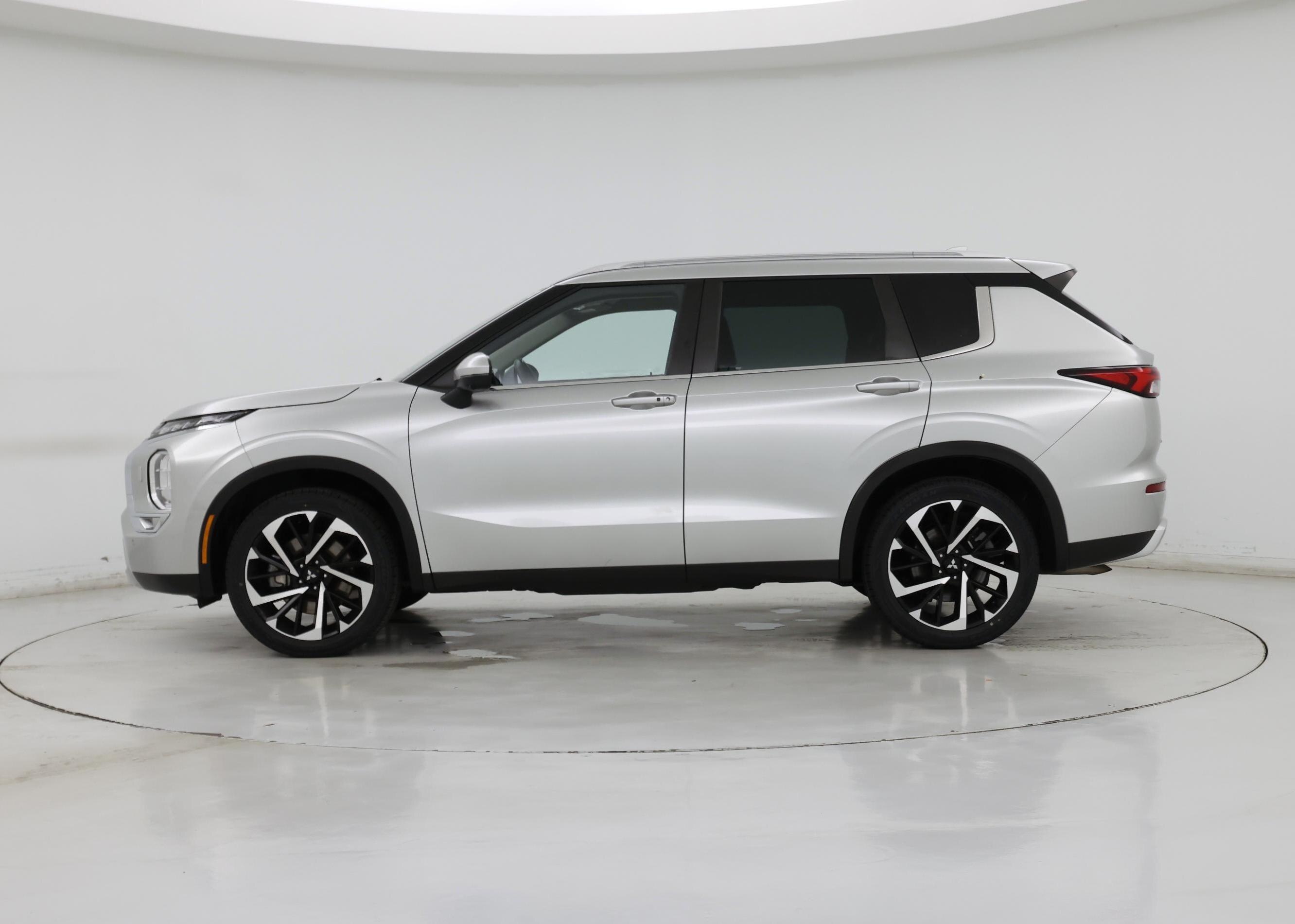 Thumbnail: 2022 Mitsubishi Outlander - 3
