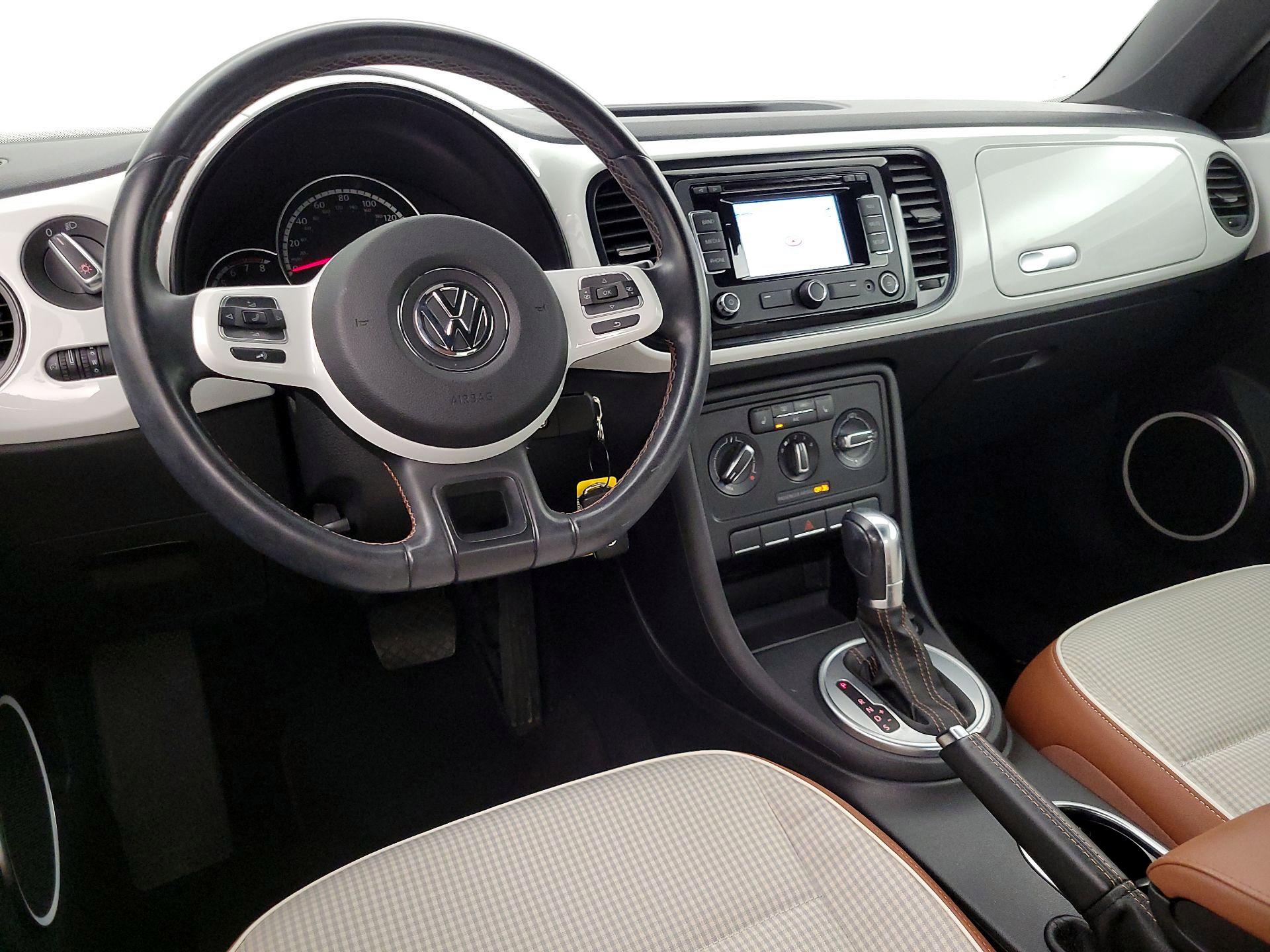 Thumbnail: 2015 Volkswagen Beetle - 9