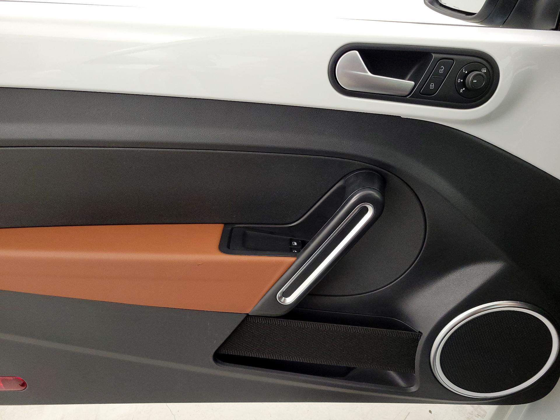 Thumbnail: 2015 Volkswagen Beetle - 12