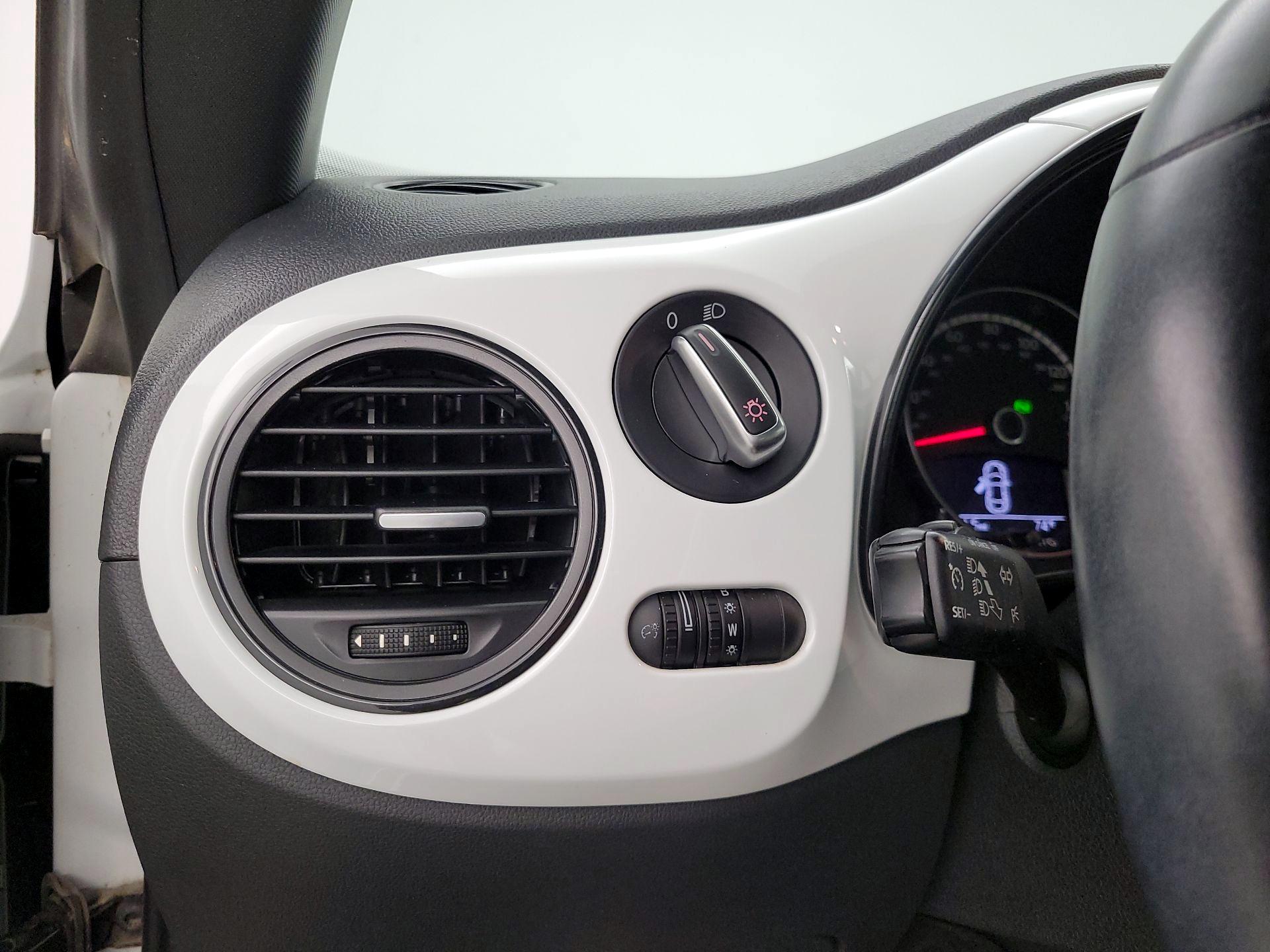 Thumbnail: 2015 Volkswagen Beetle - 13