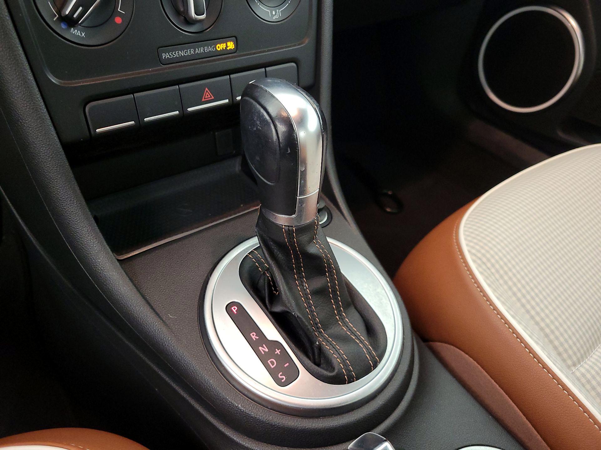 Thumbnail: 2015 Volkswagen Beetle - 17