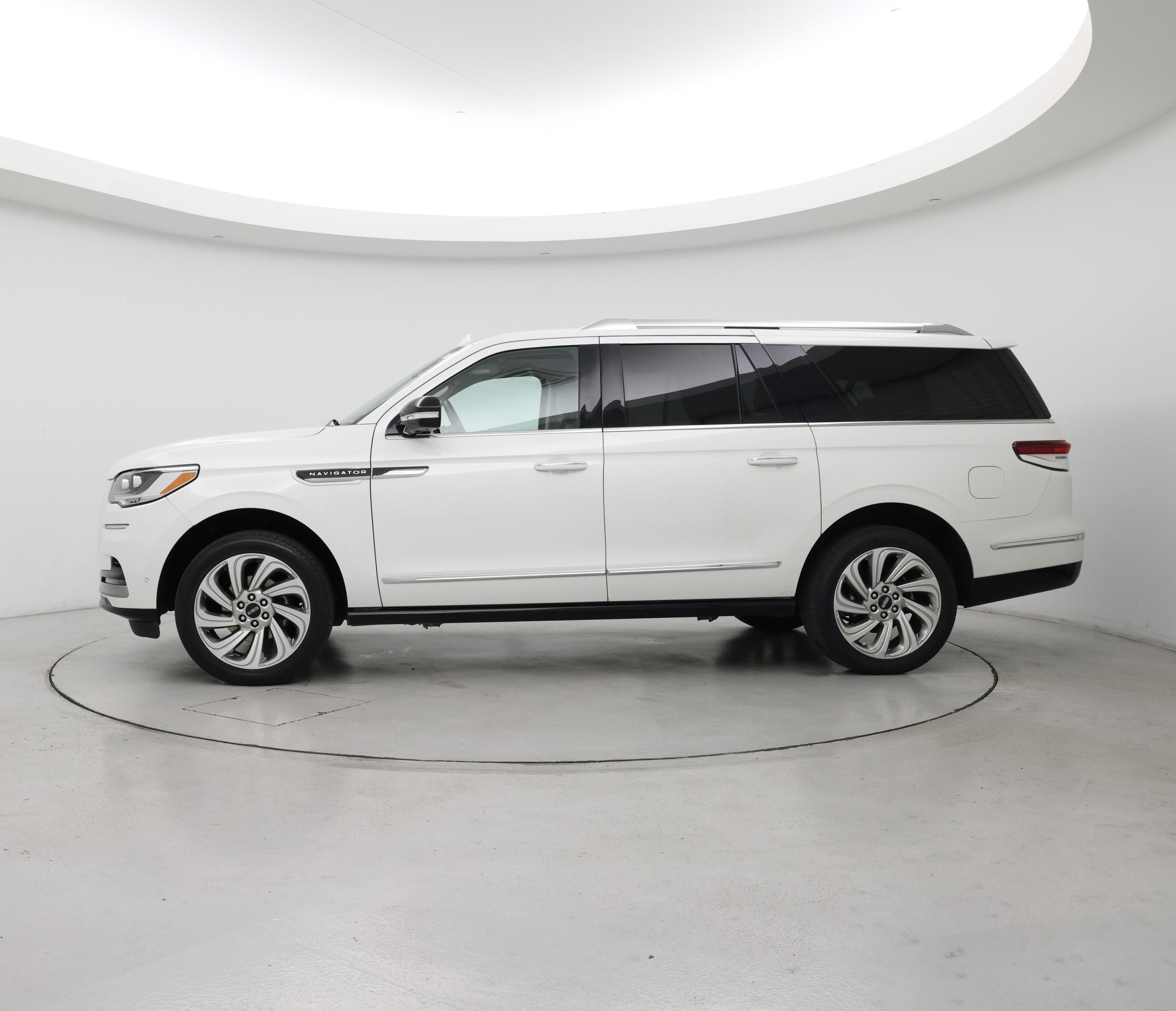 Thumbnail: 2024 Lincoln Navigator L - 3