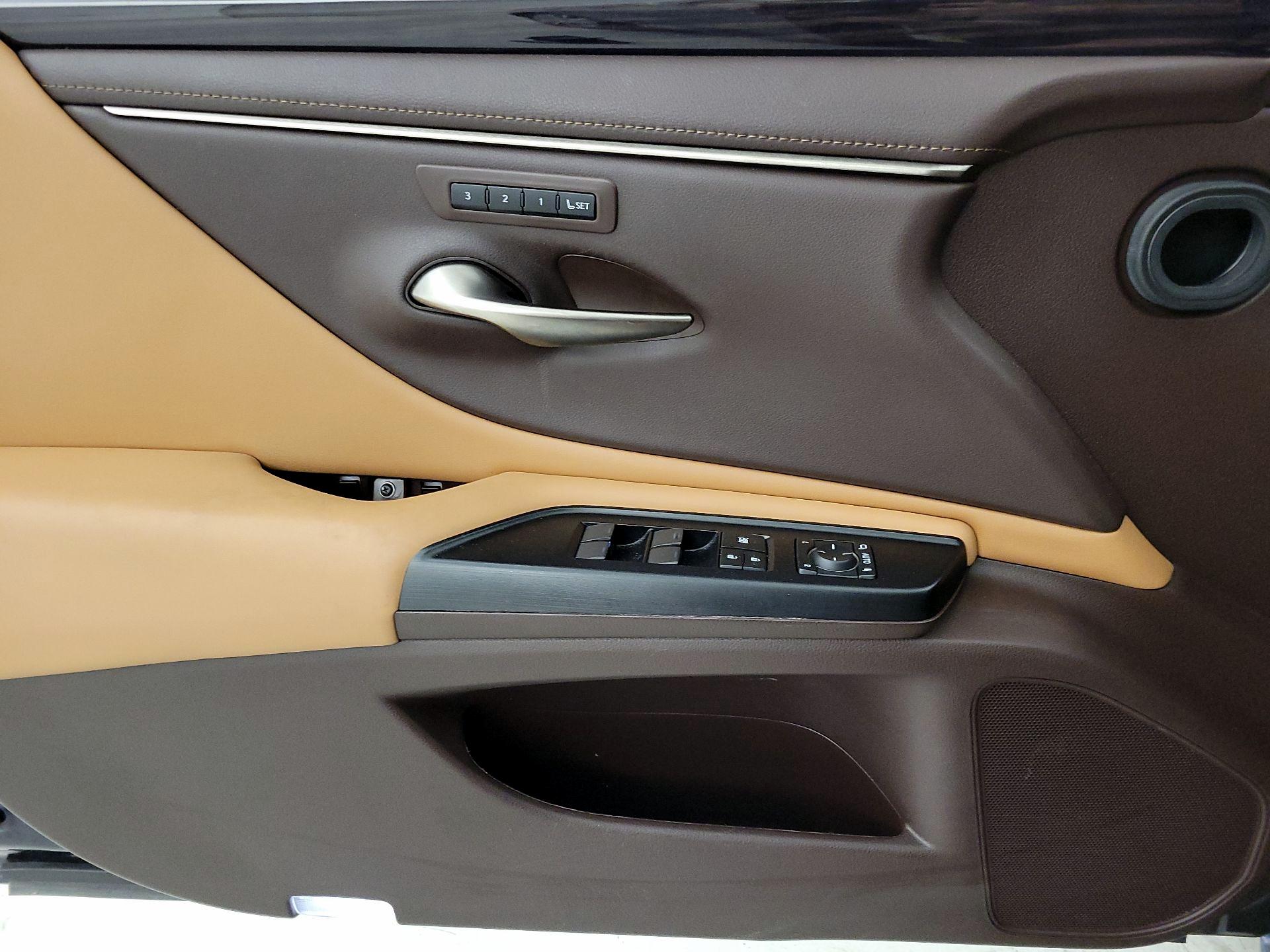 Thumbnail: 2020 Lexus ES - 12