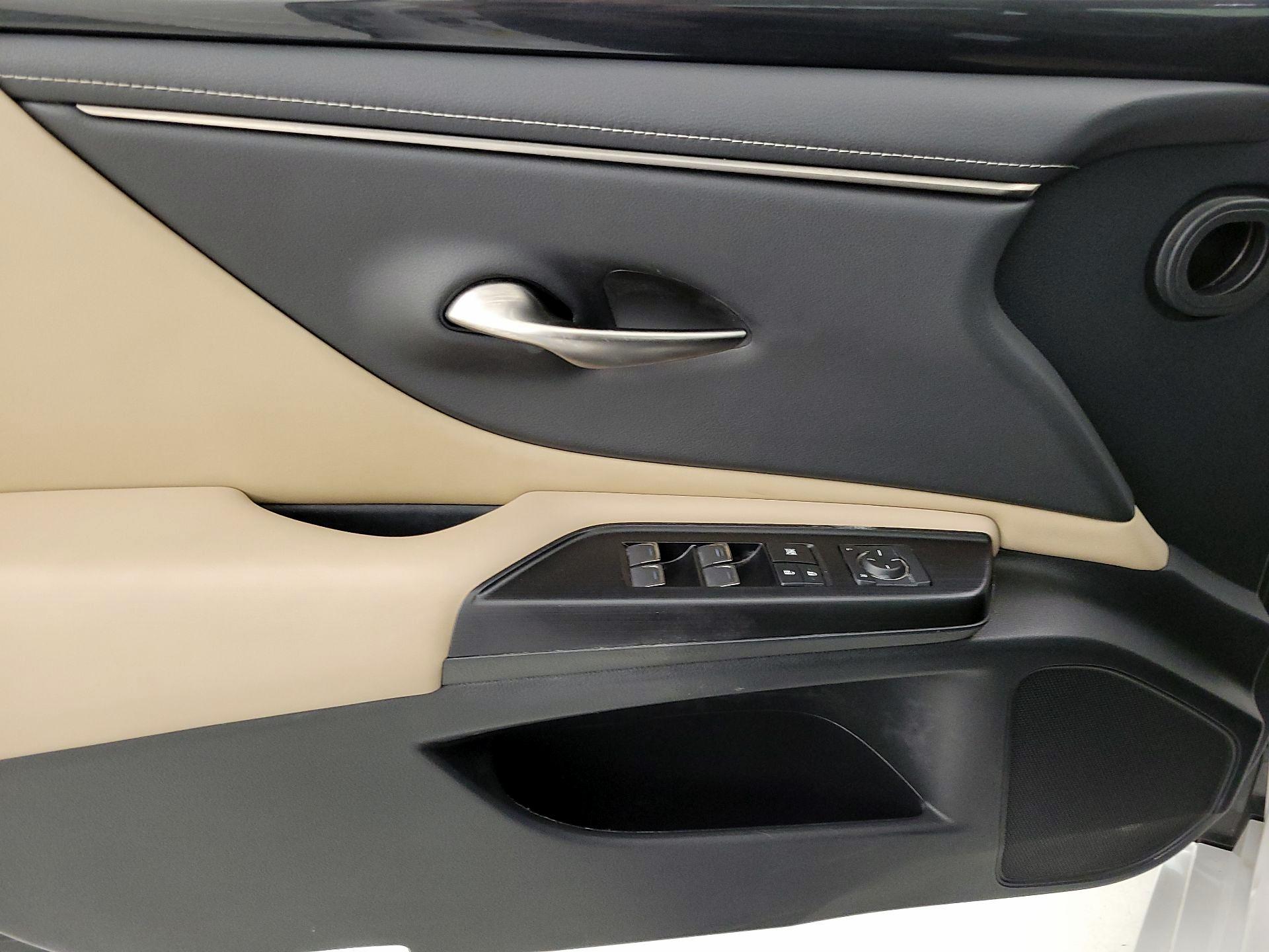 Thumbnail: 2021 Lexus ES - 12
