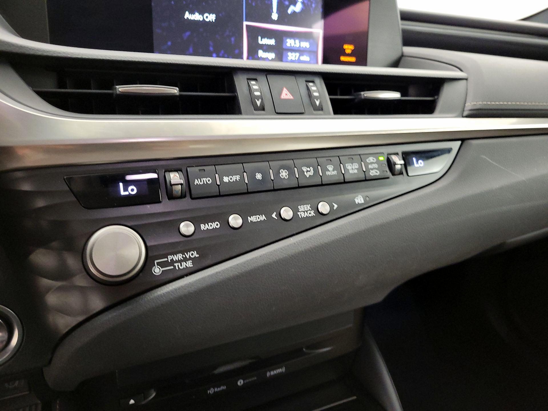 Thumbnail: 2021 Lexus ES - 16