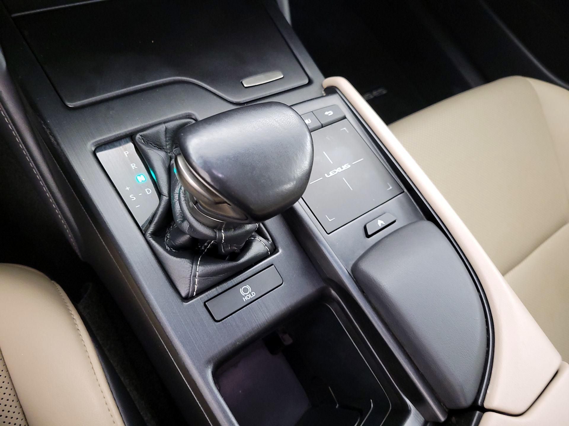 Thumbnail: 2021 Lexus ES - 17