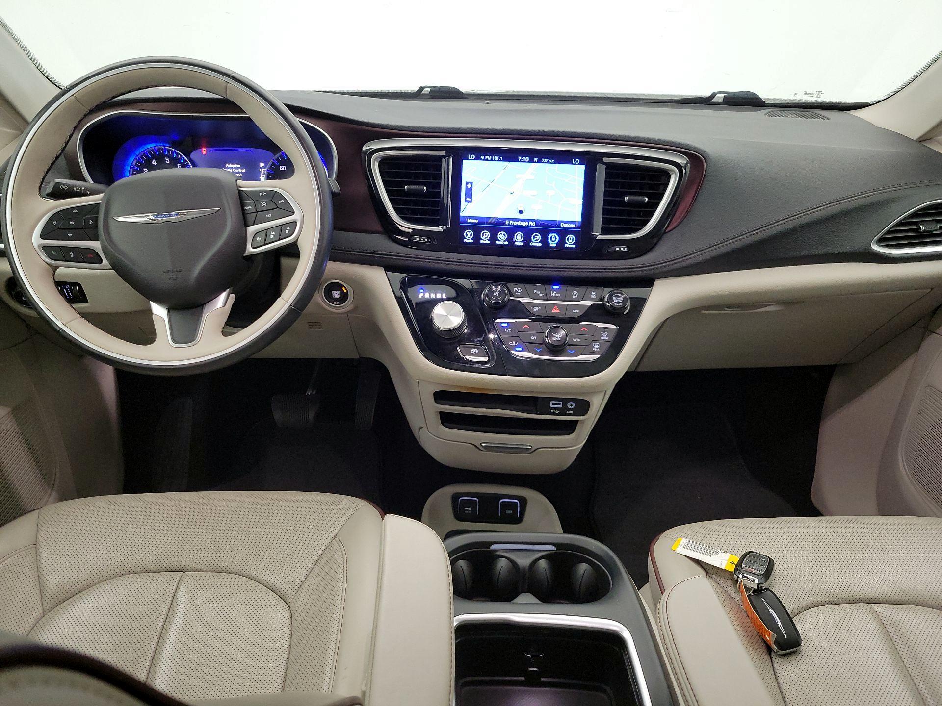 Thumbnail: 2017 Chrysler Pacifica - 9