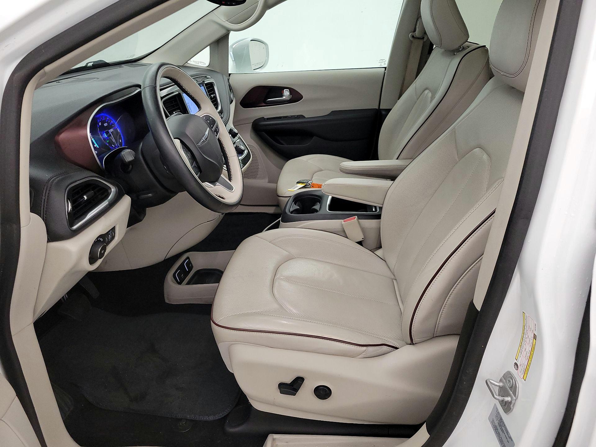 Thumbnail: 2017 Chrysler Pacifica - 11