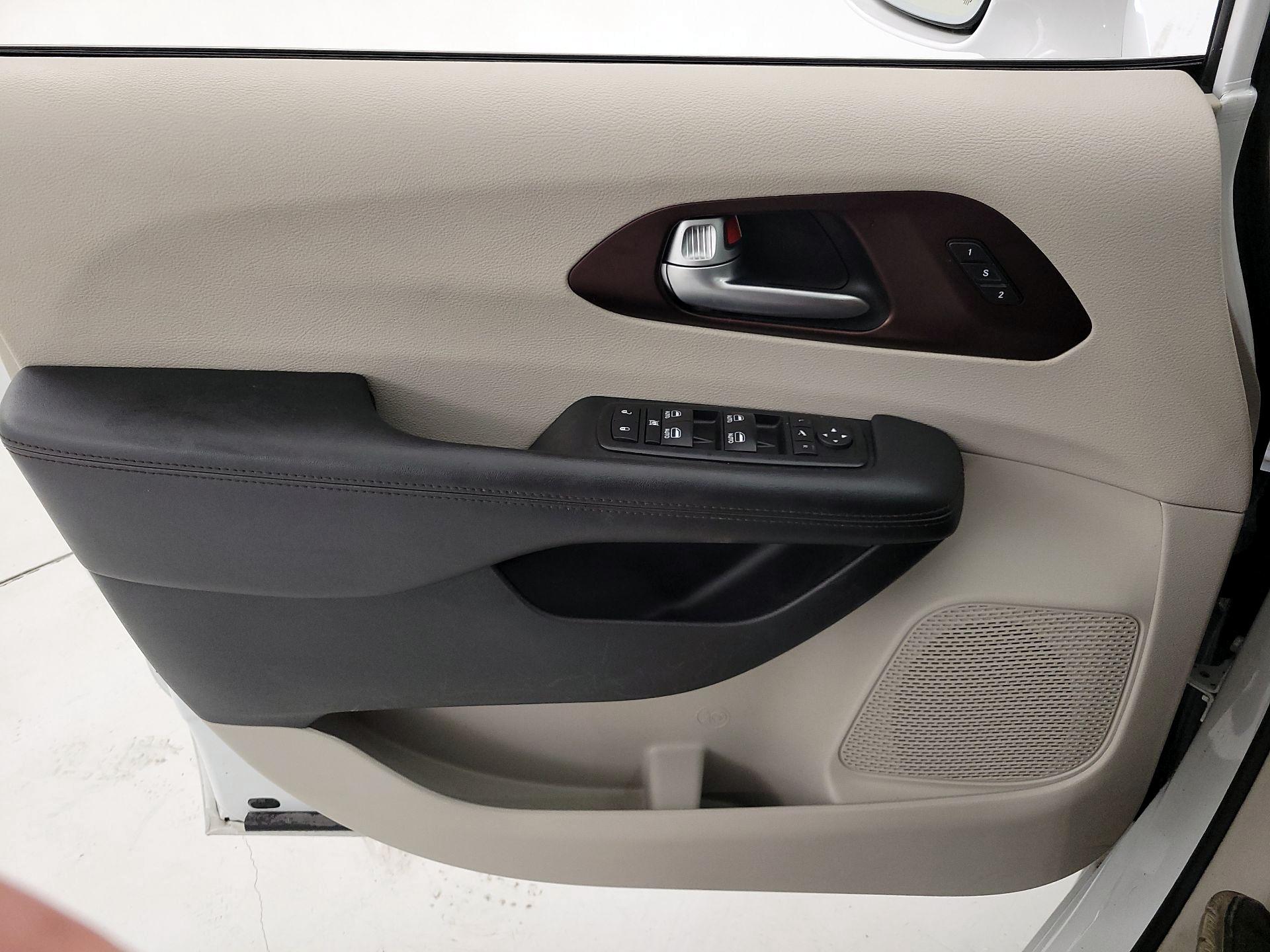 Thumbnail: 2017 Chrysler Pacifica - 12