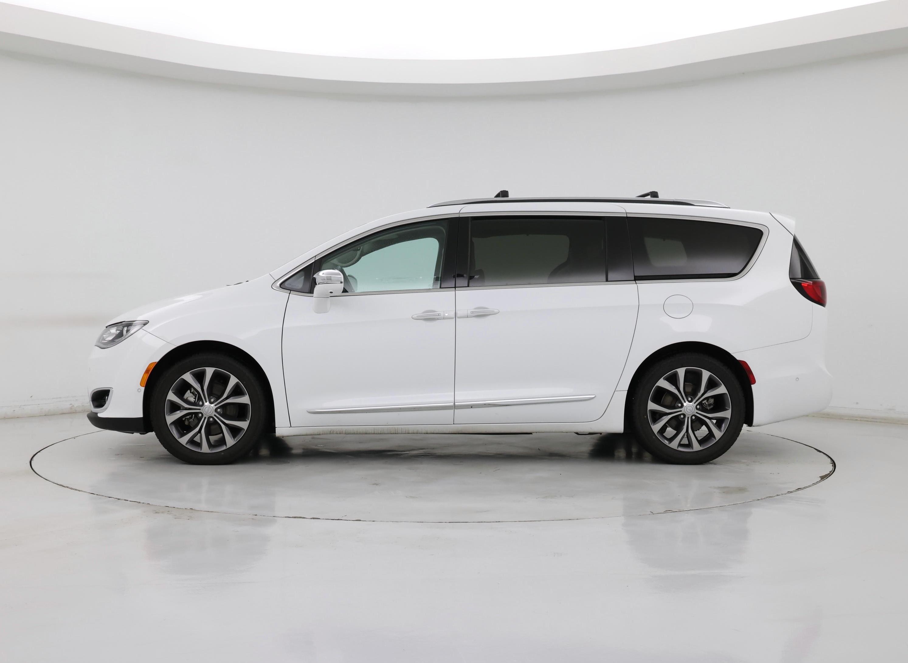Thumbnail: 2017 Chrysler Pacifica - 3