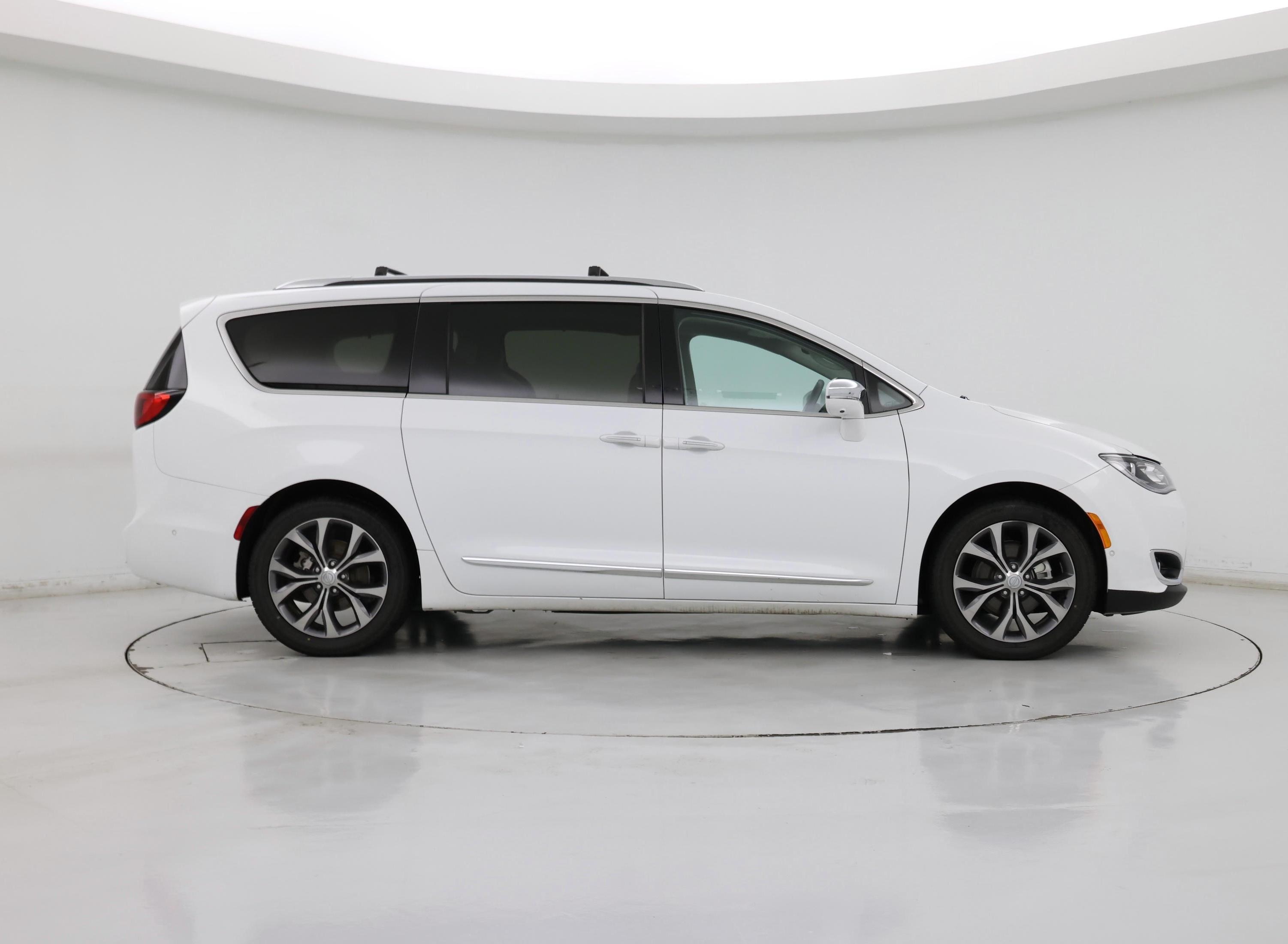 Thumbnail: 2017 Chrysler Pacifica - 7