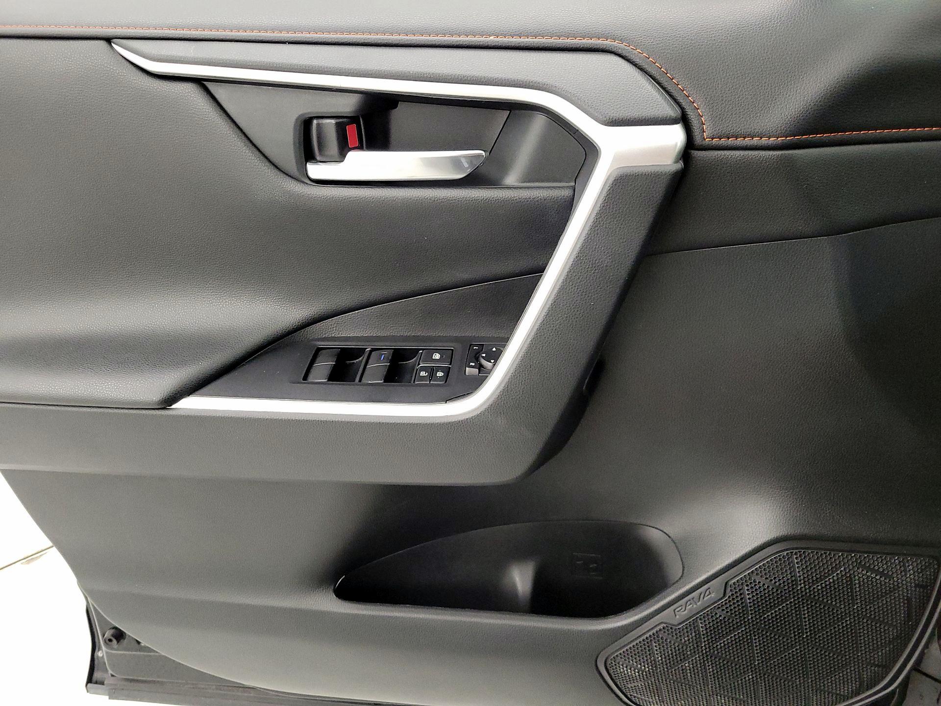 Thumbnail: 2020 Toyota RAV4 - 12