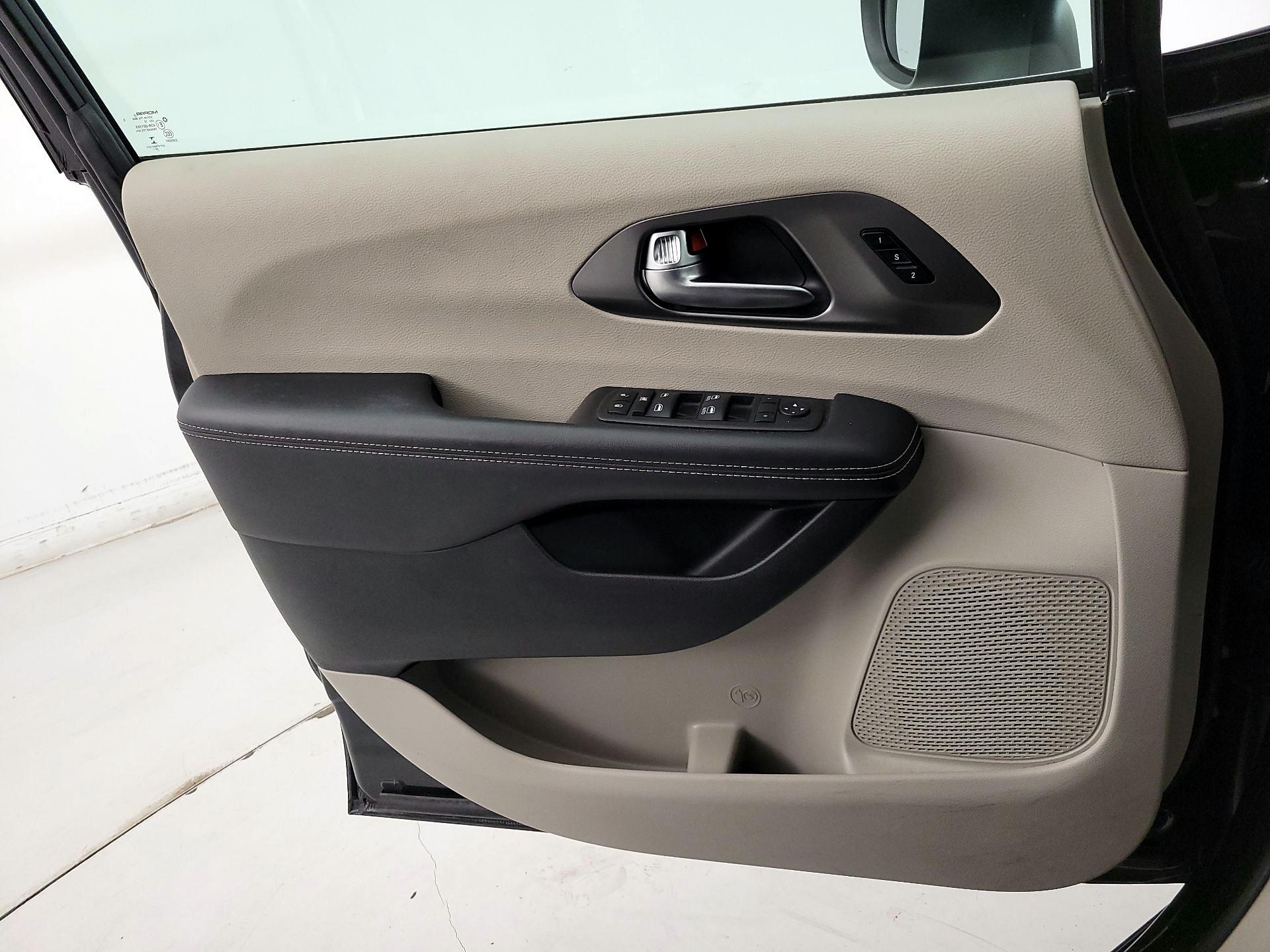 Thumbnail: 2023 Chrysler Pacifica - 12