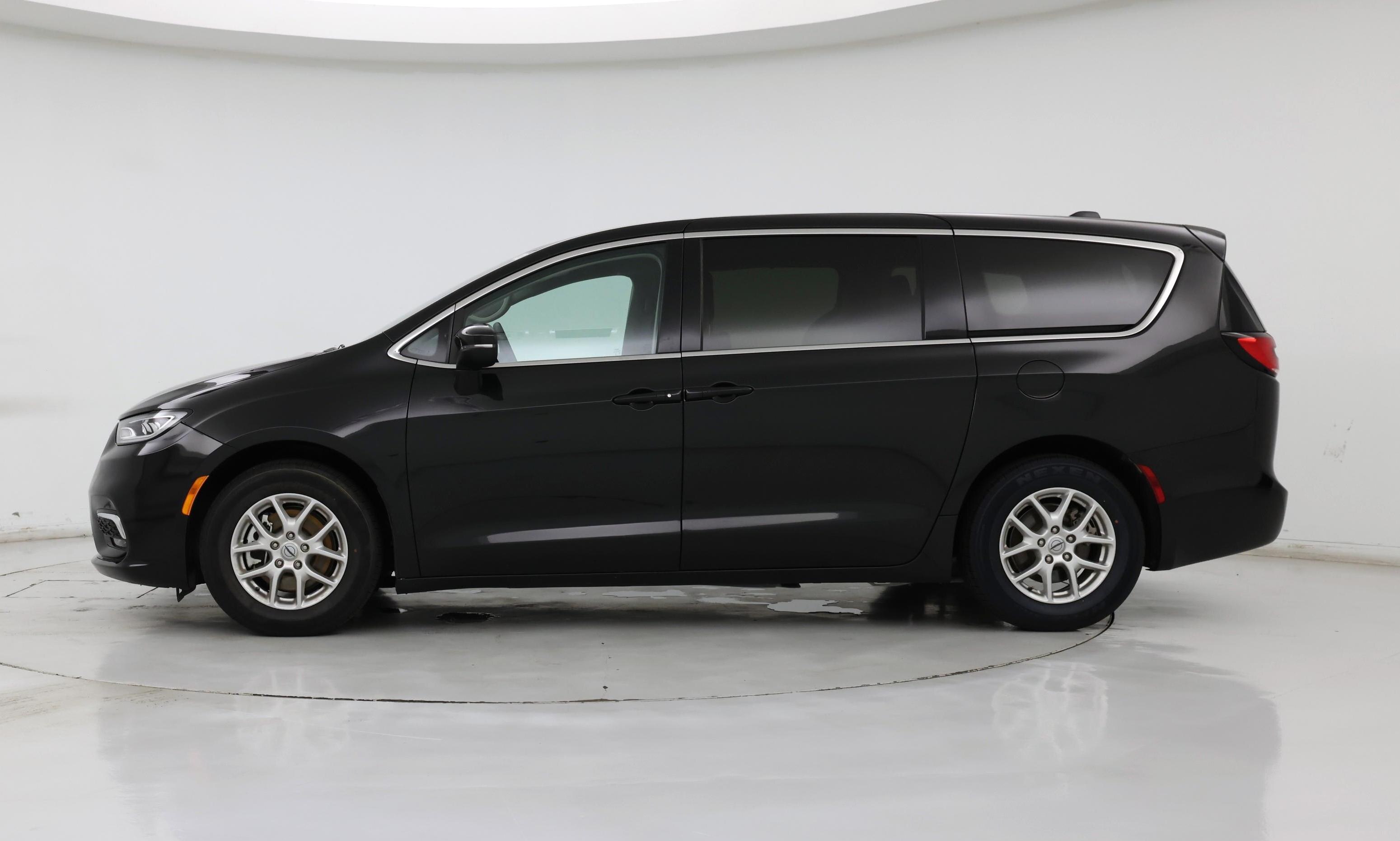 Thumbnail: 2023 Chrysler Pacifica - 3