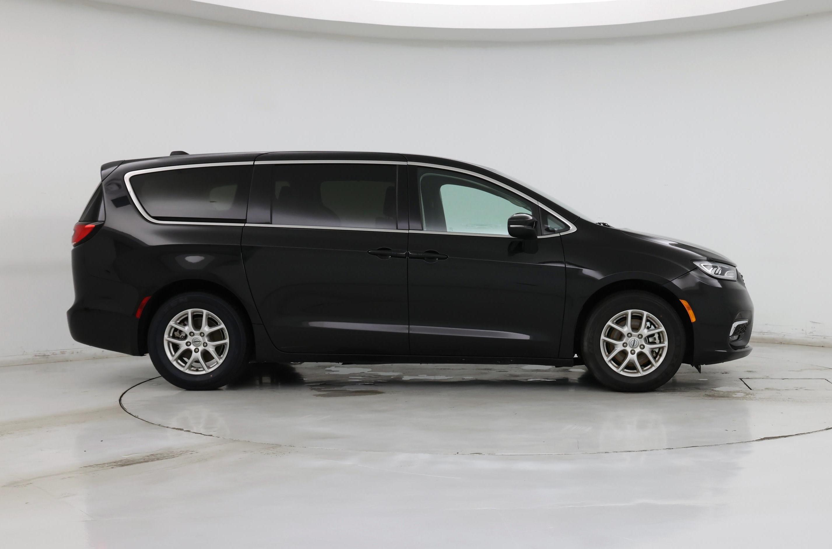 Thumbnail: 2023 Chrysler Pacifica - 7