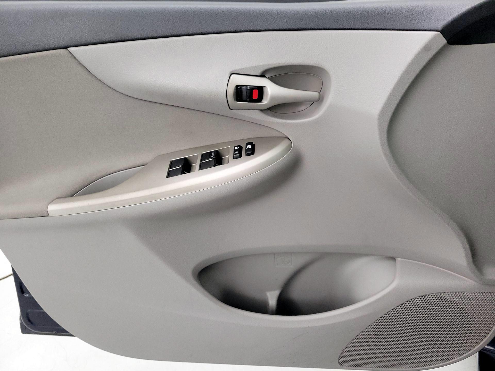 Thumbnail: 2013 Toyota Corolla - 12