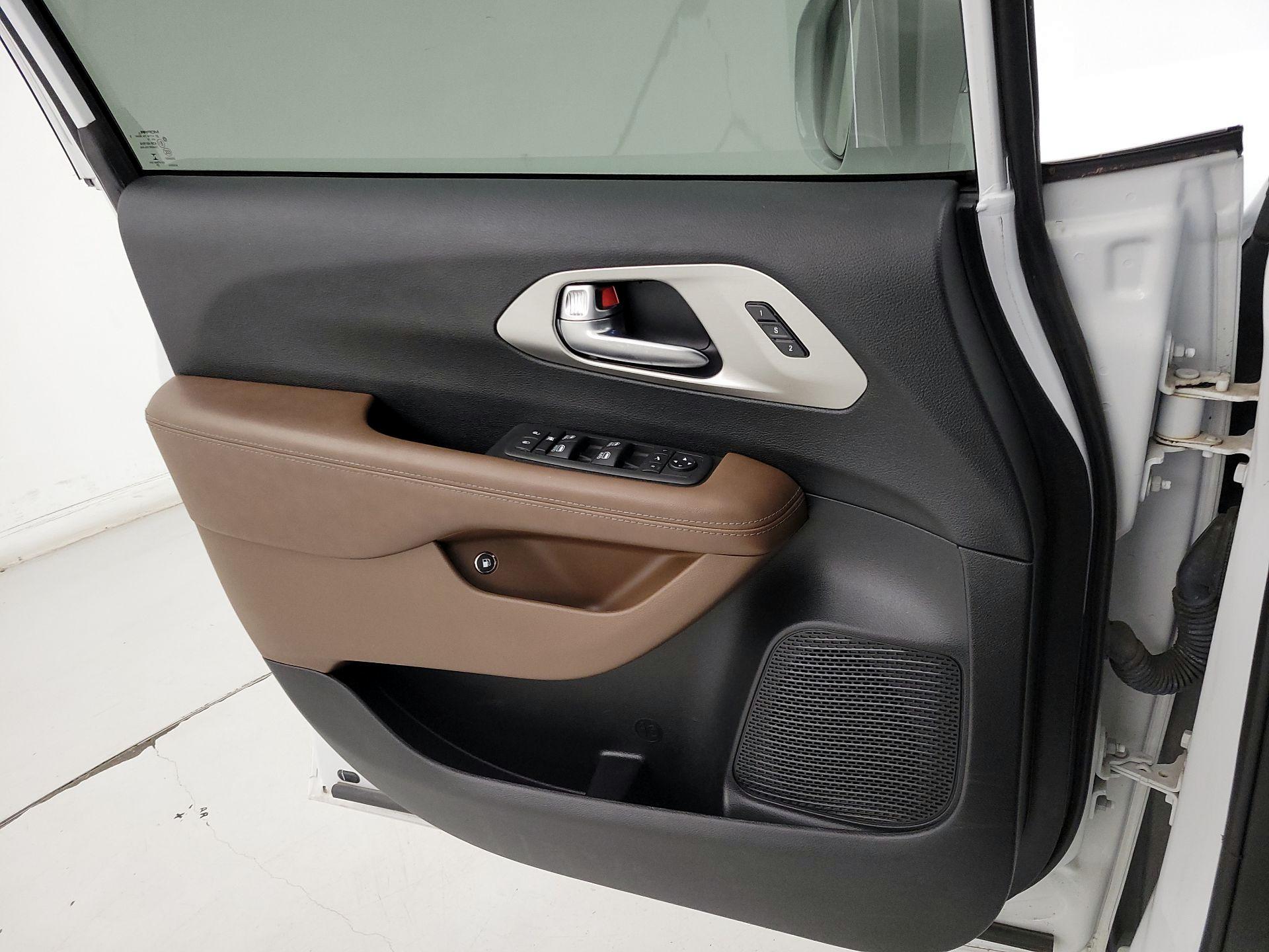Thumbnail: 2021 Chrysler Pacifica - 12