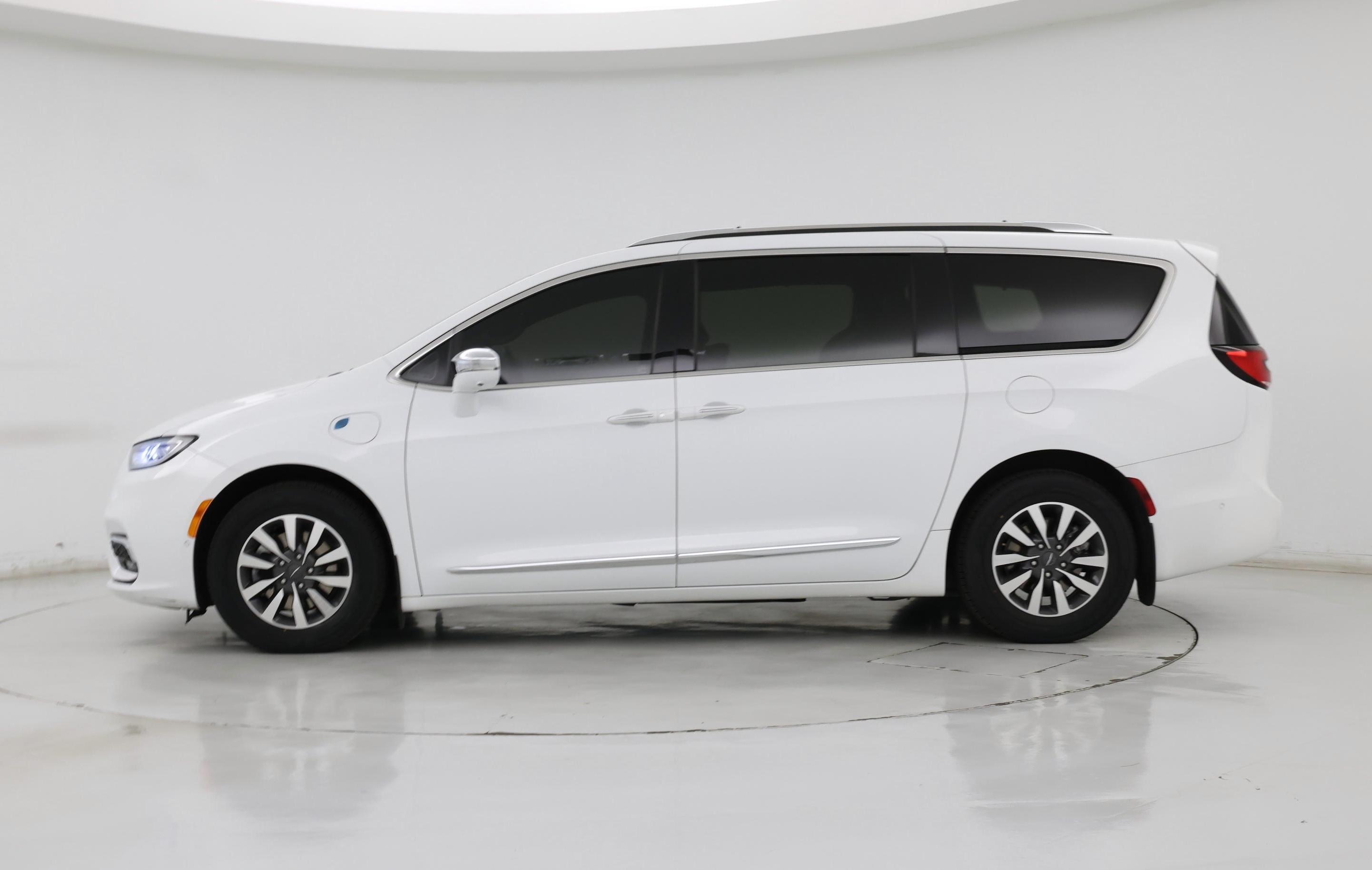 Thumbnail: 2021 Chrysler Pacifica - 3