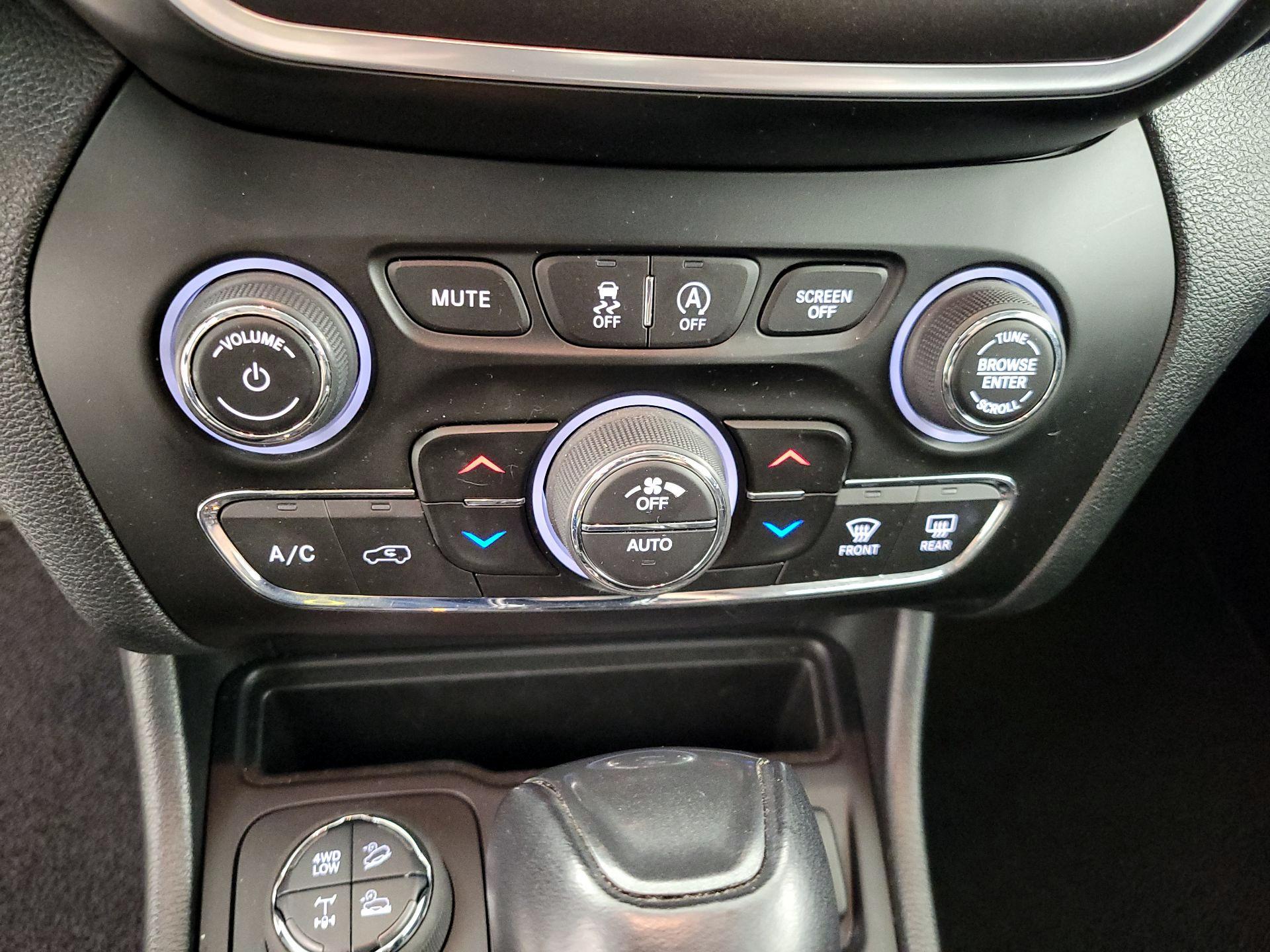 Thumbnail: 2022 Jeep Cherokee - 17