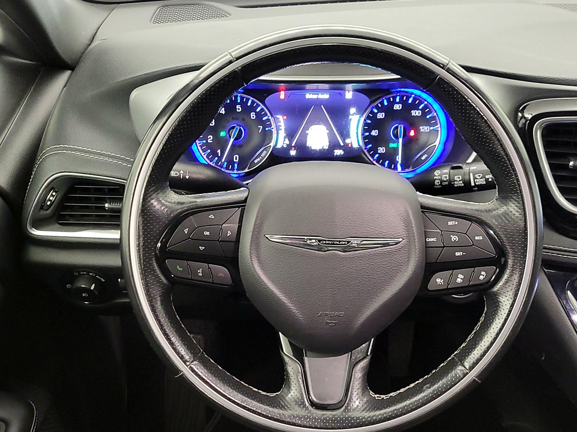 Thumbnail: 2019 Chrysler Pacifica - 10