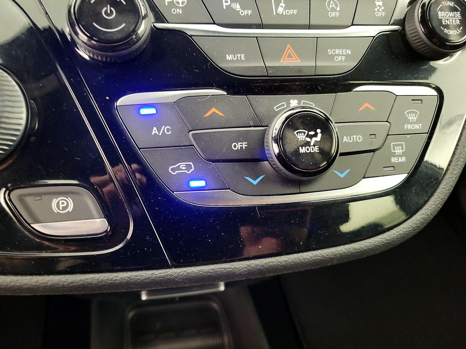 Thumbnail: 2019 Chrysler Pacifica - 17