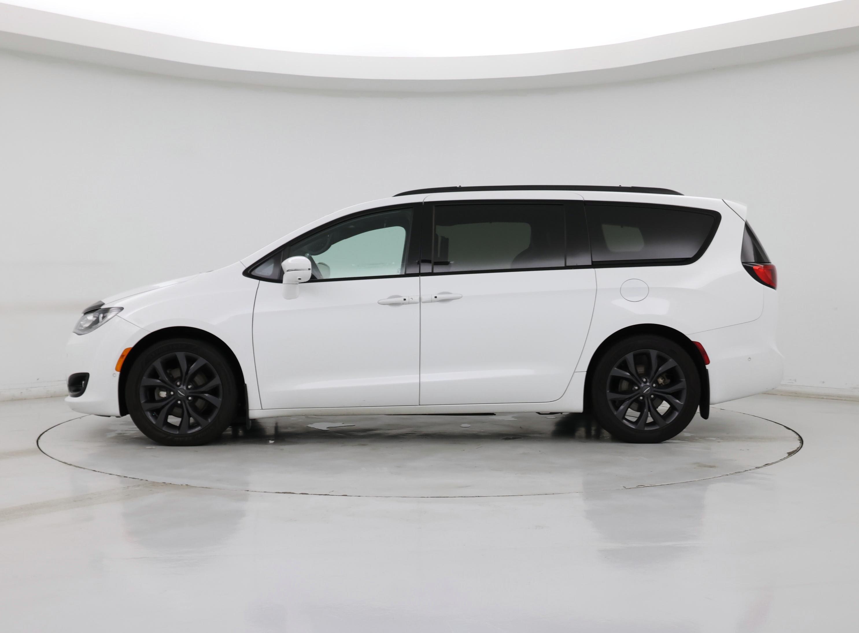 Thumbnail: 2019 Chrysler Pacifica - 3