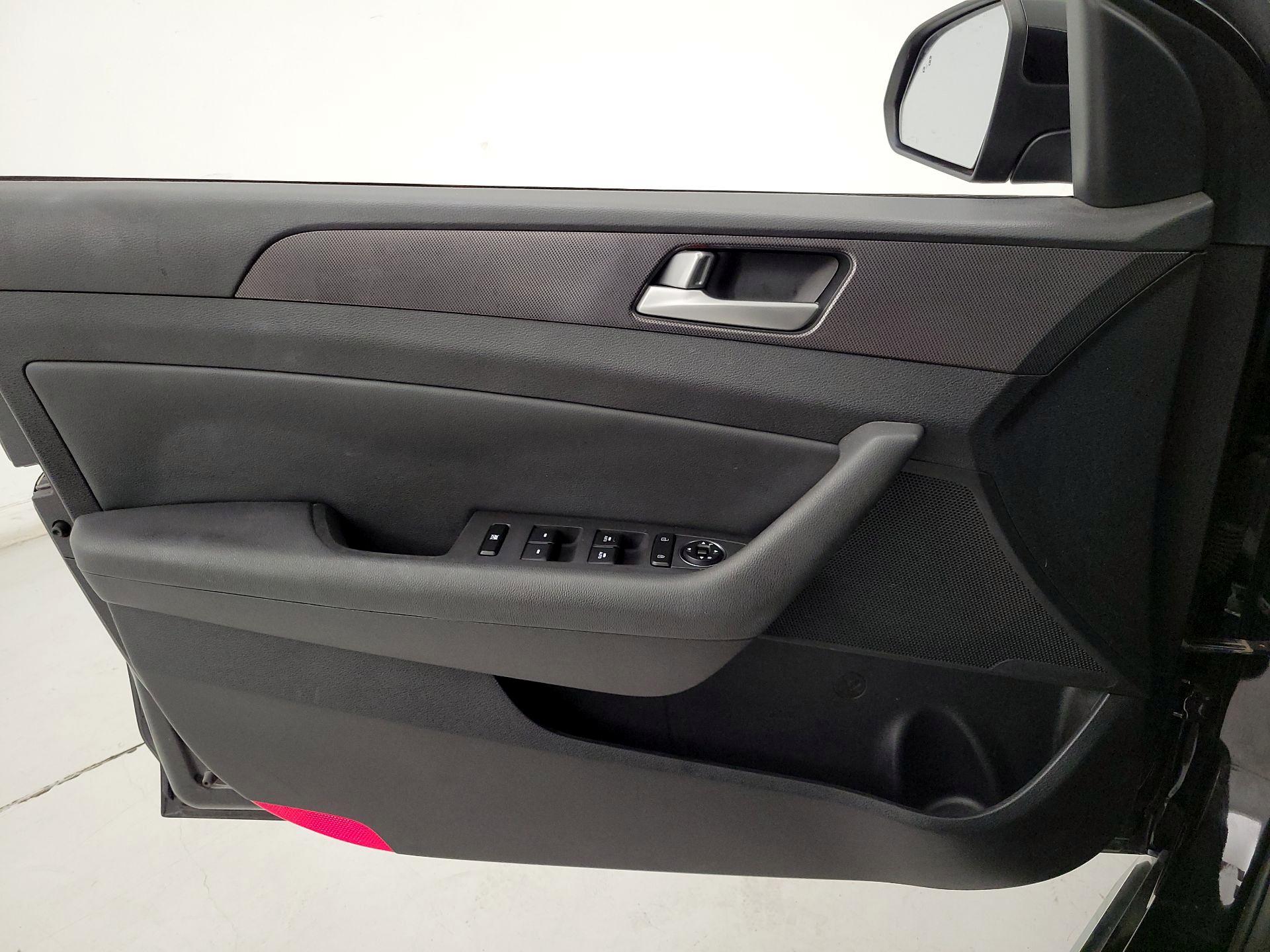 Thumbnail: 2016 Hyundai Sonata - 12