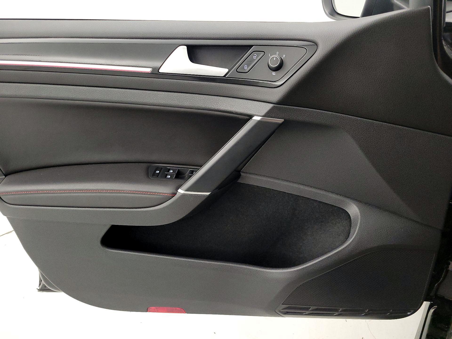 Thumbnail: 2016 Volkswagen Golf - 12