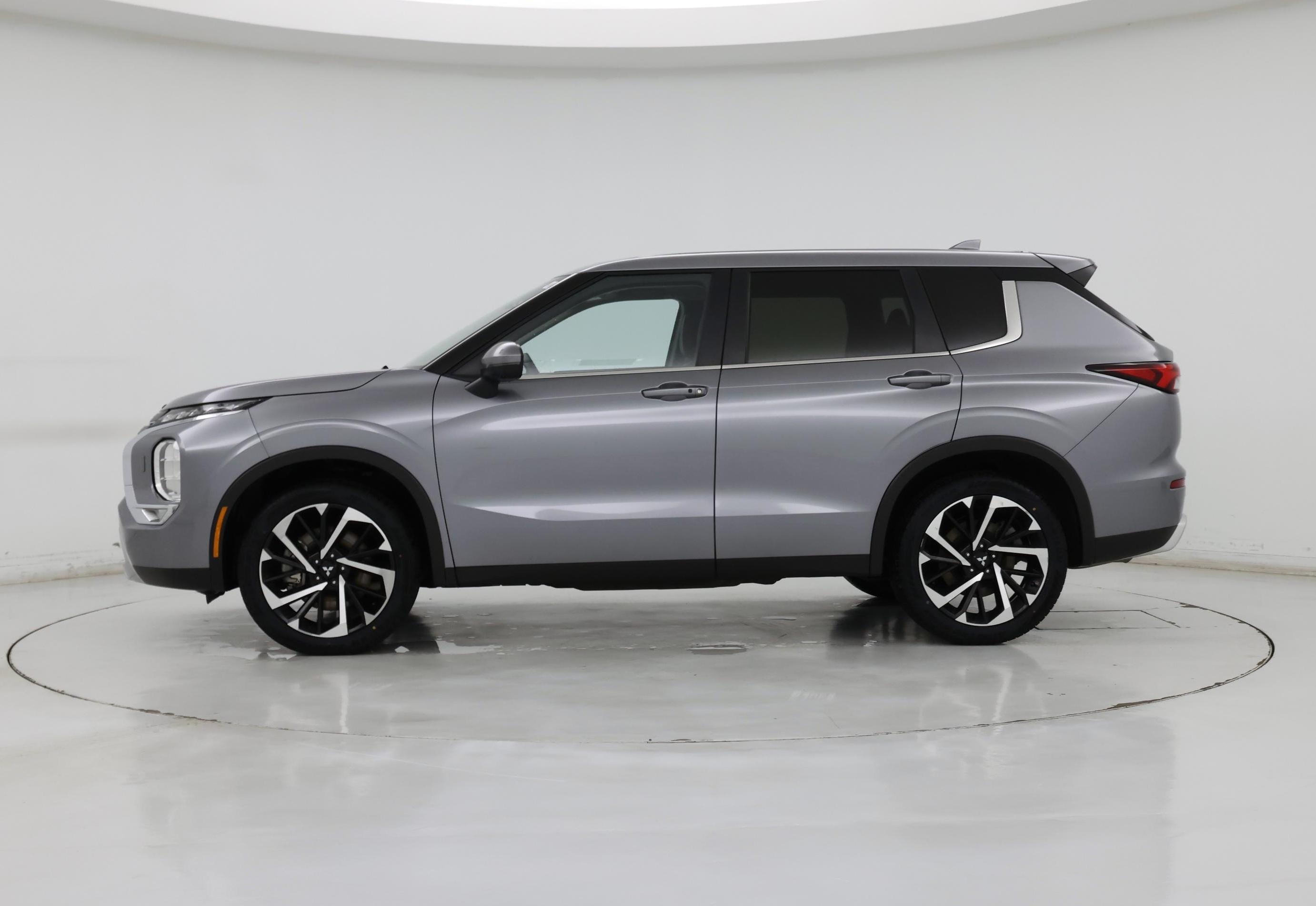 Thumbnail: 2024 Mitsubishi Outlander - 3