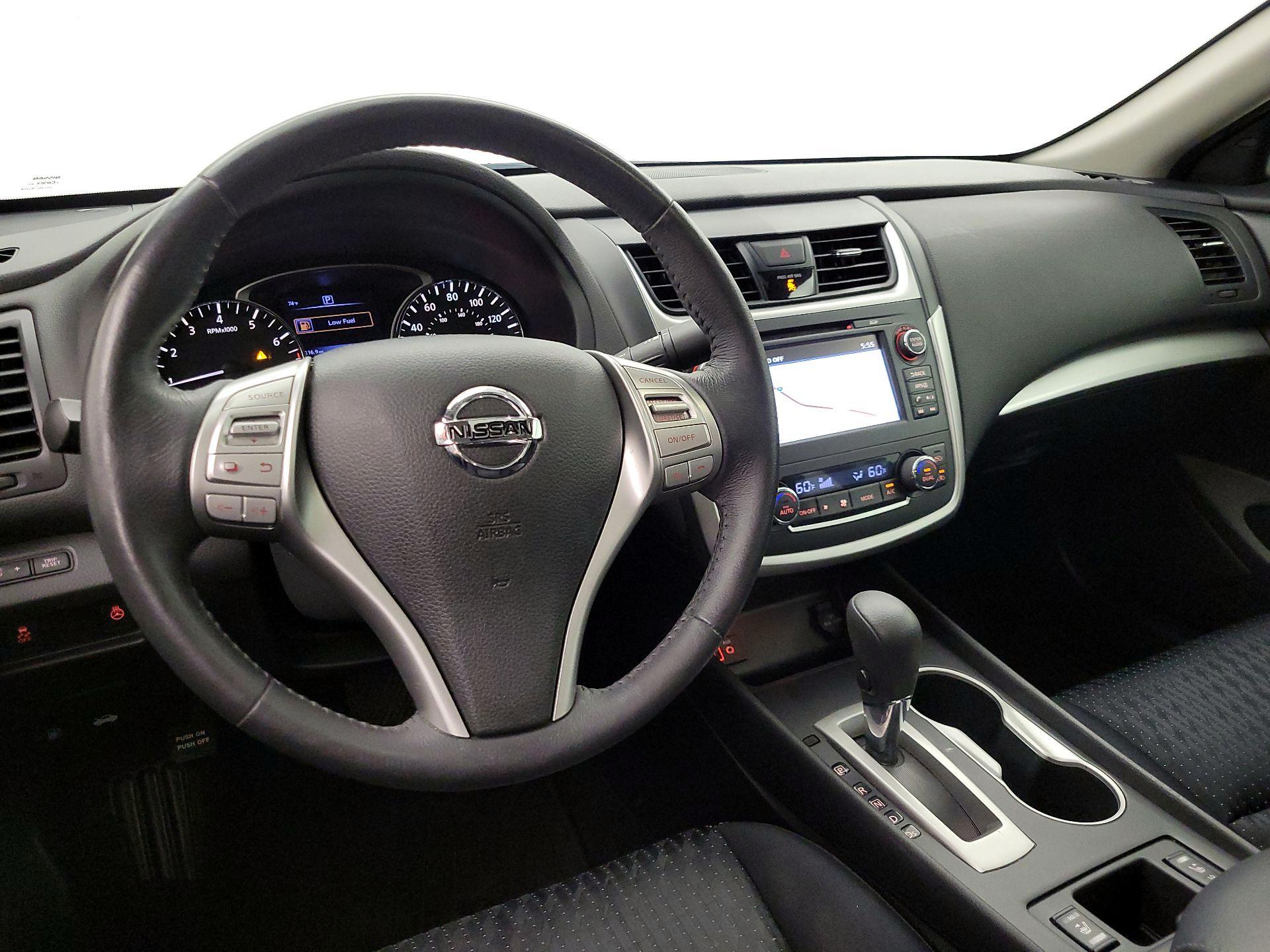 Thumbnail: 2017 Nissan Altima - 9