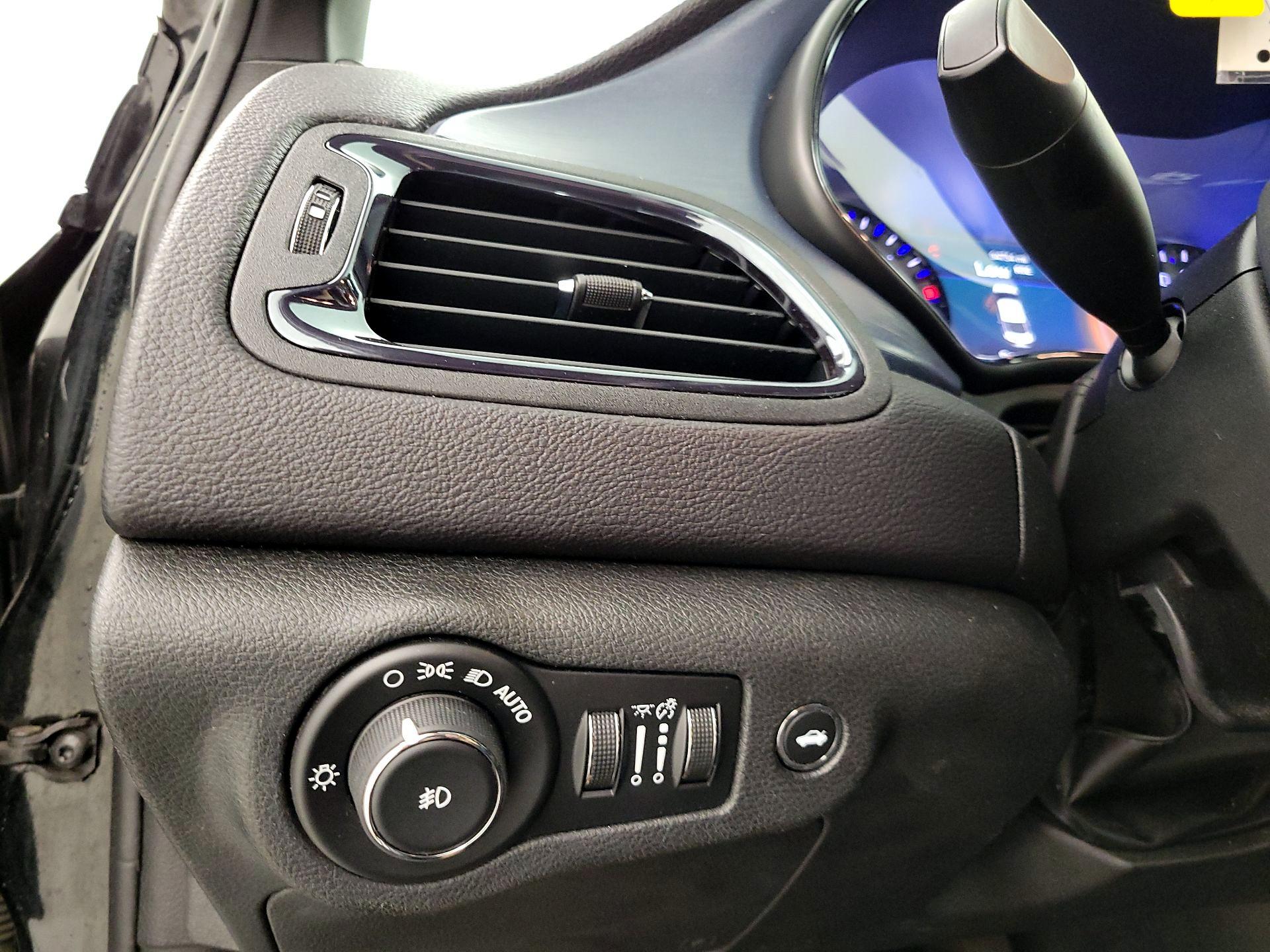 Thumbnail: 2015 Chrysler 200 - 13