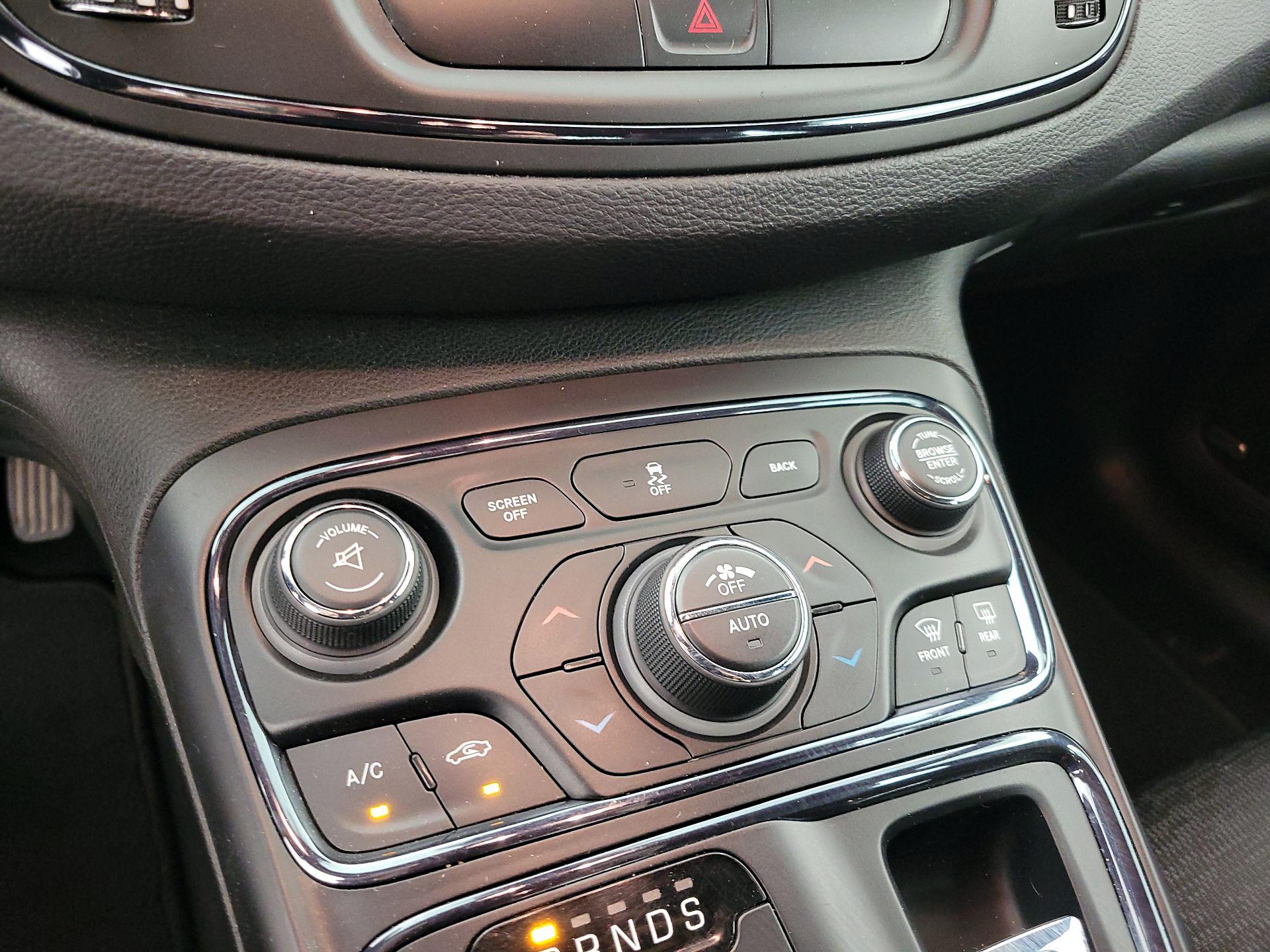 Thumbnail: 2015 Chrysler 200 - 17